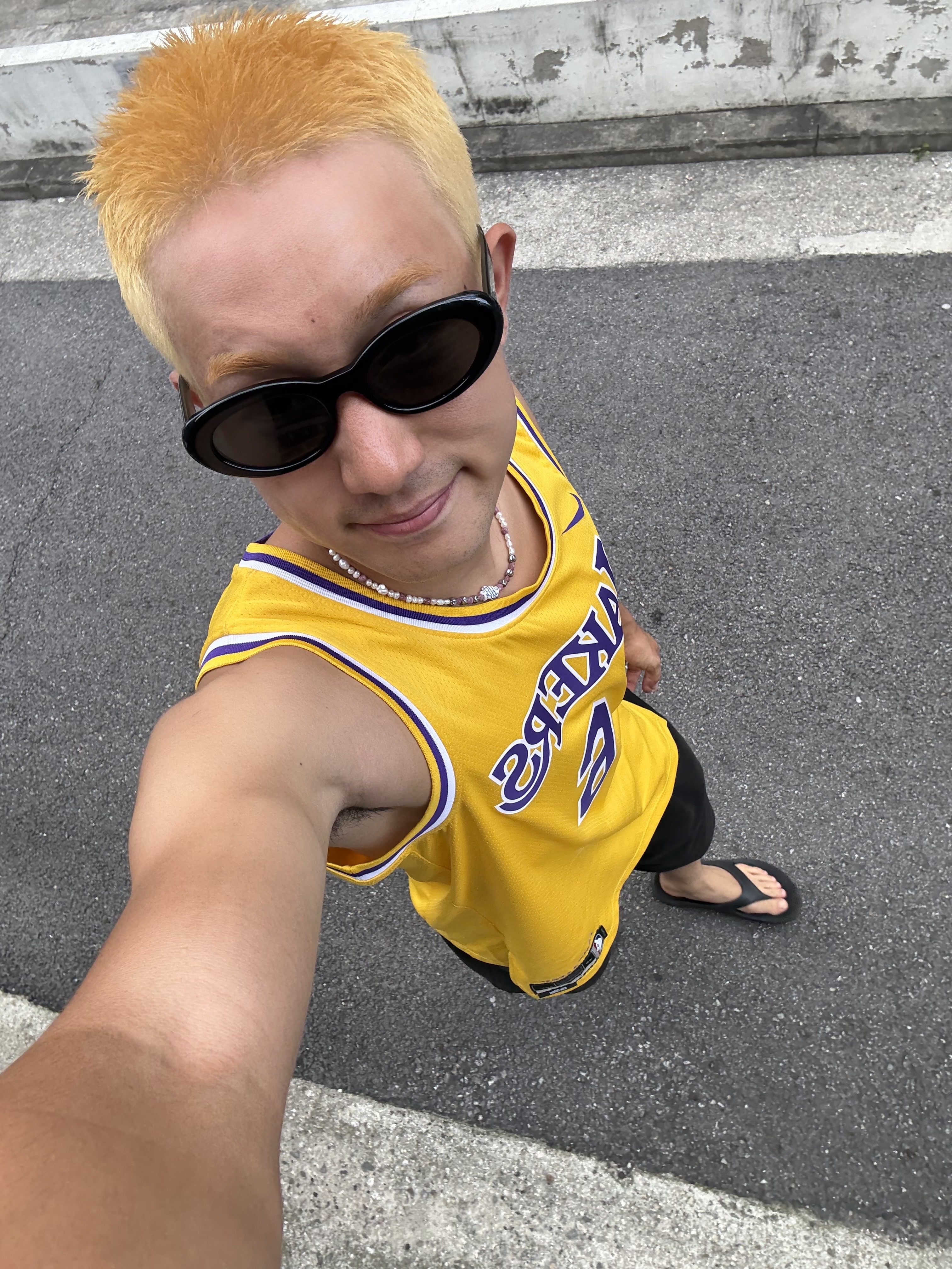 Nike LeBron James LA Lakers Icon Edition Jersey Amarillo 착용 스타일 - 2