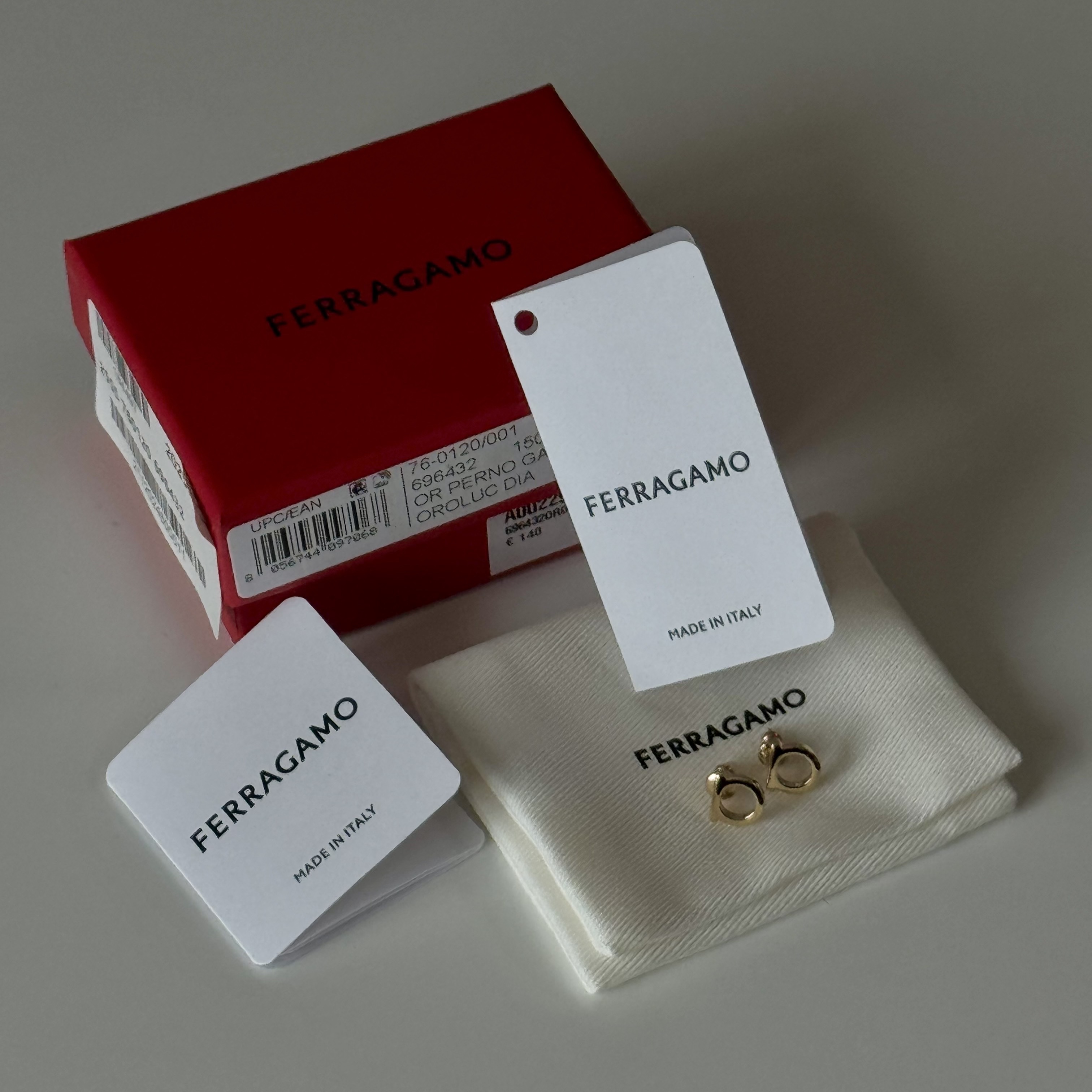 (W) Ferragamo Gancini Small Earrings Brass & Gold, (W) Ferragamo Gancini Small Earrings Brass & Palladium 착용 스타일 - 2