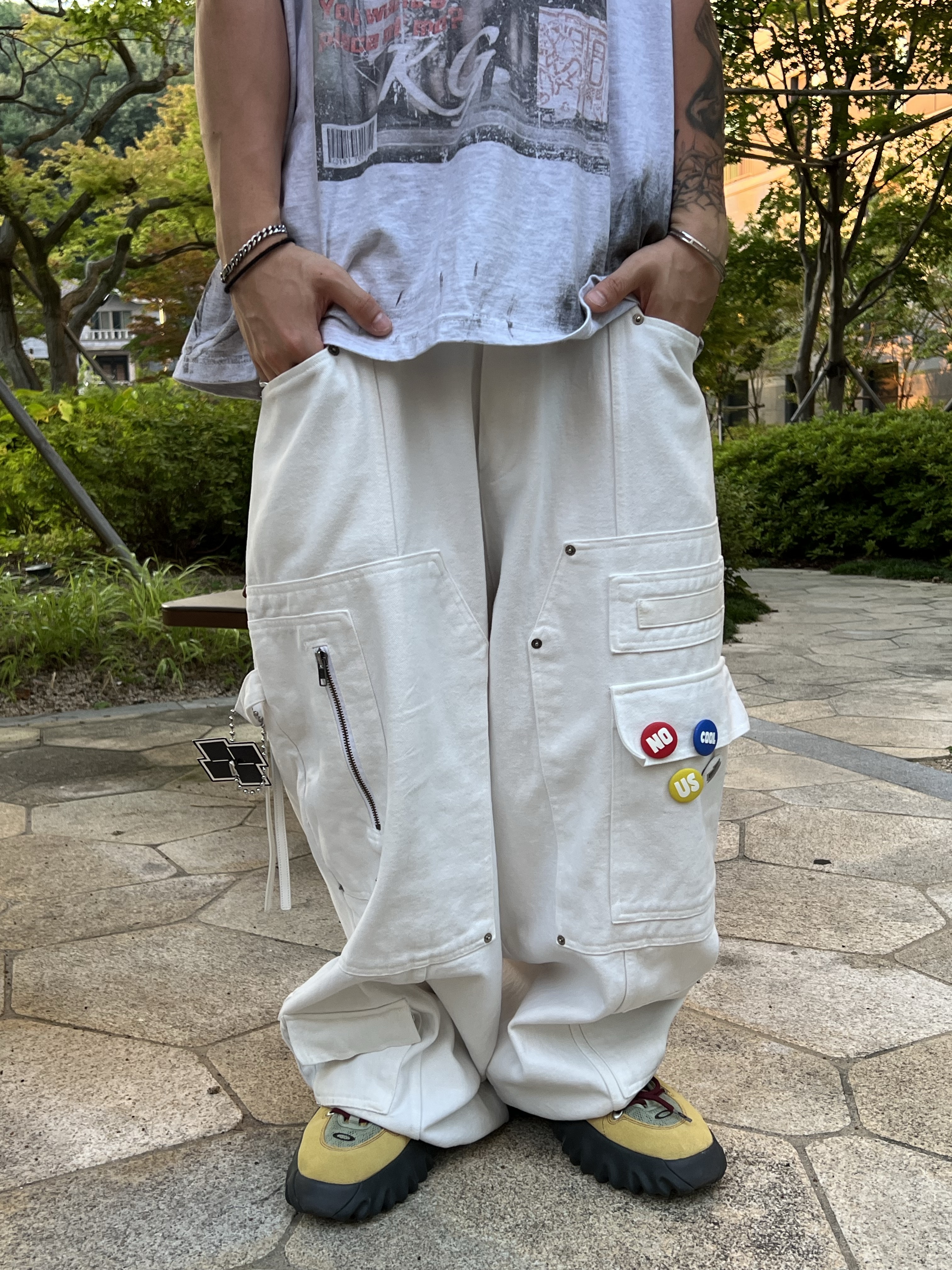 Nos Couleurs x Koin x Llud Rivet Carpenter Pants White, GRAILZ x KOIN SEOUL Magazine T-Shirts Melange Grey 착용 스타일 - 7