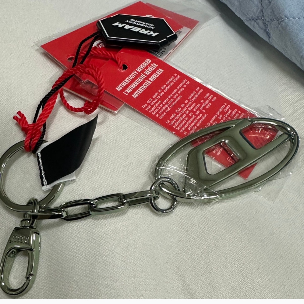 Diesel Holy C Logo Keyring Silver 착용 스타일