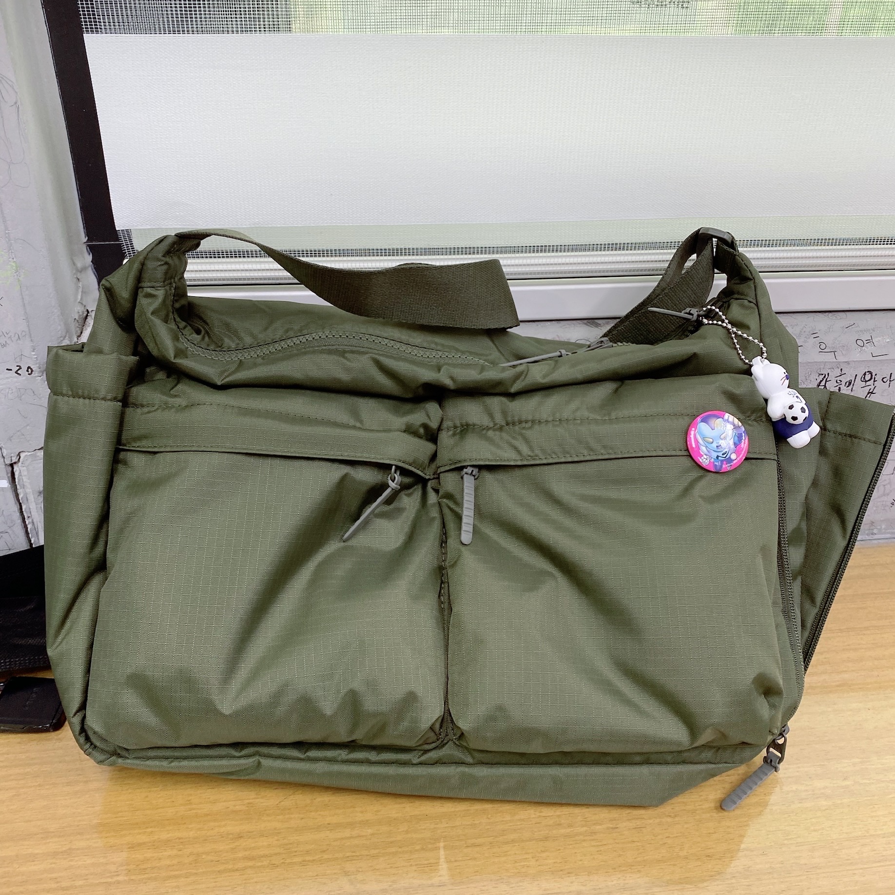 Uniqlo Multi Pocket Shoulder Bag Olive, Monamhee x NOS7 SON.hee Figure Keyring Cream 착용 스타일
