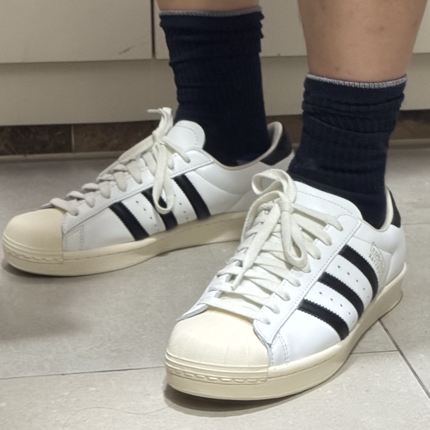 Adidas Superstar Vintage Core White Core Black 착용 스타일 - 1