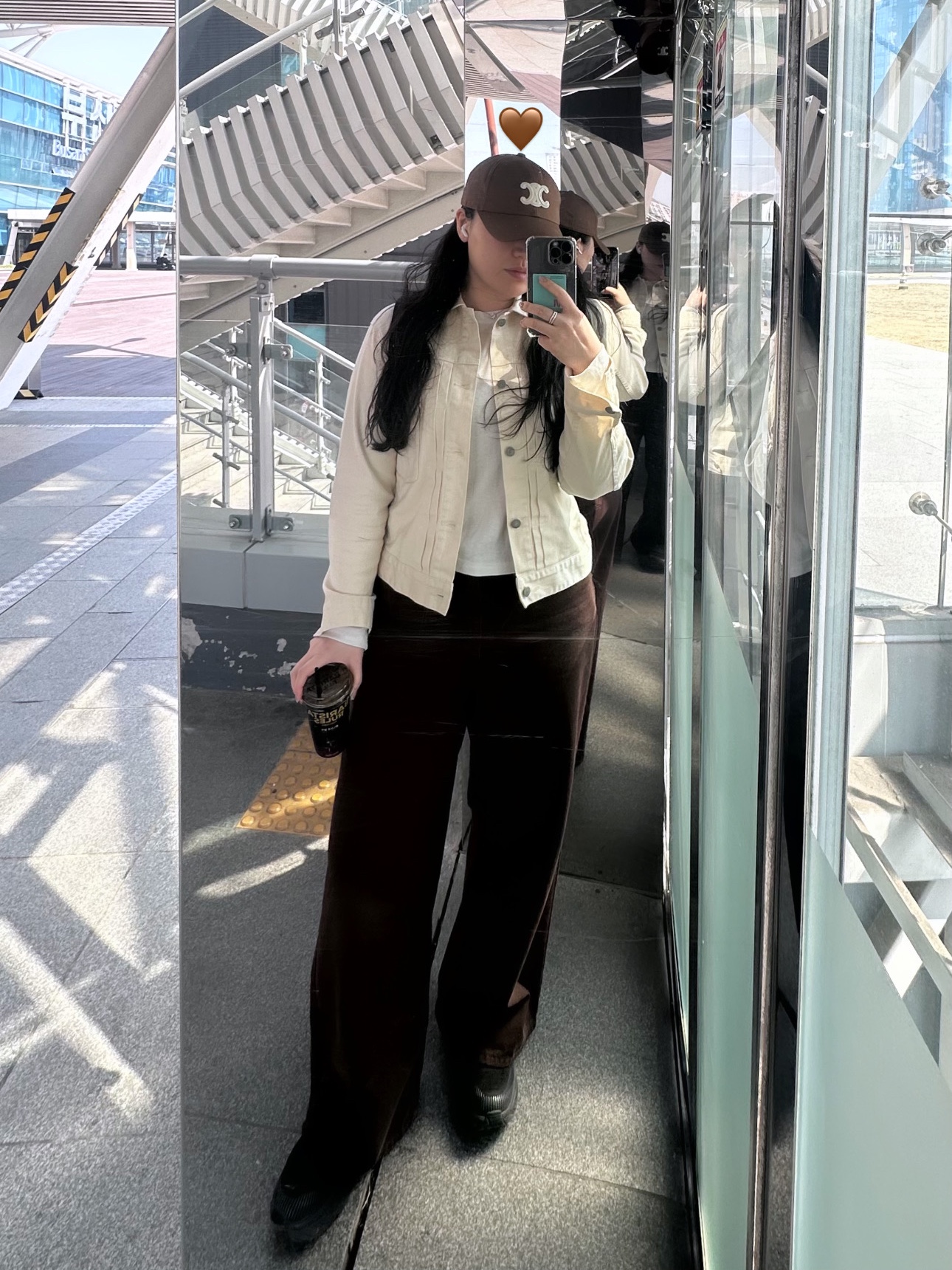 (W) Celine Triomphe Baseball Cap in Cotton Marron Glace 착용 스타일