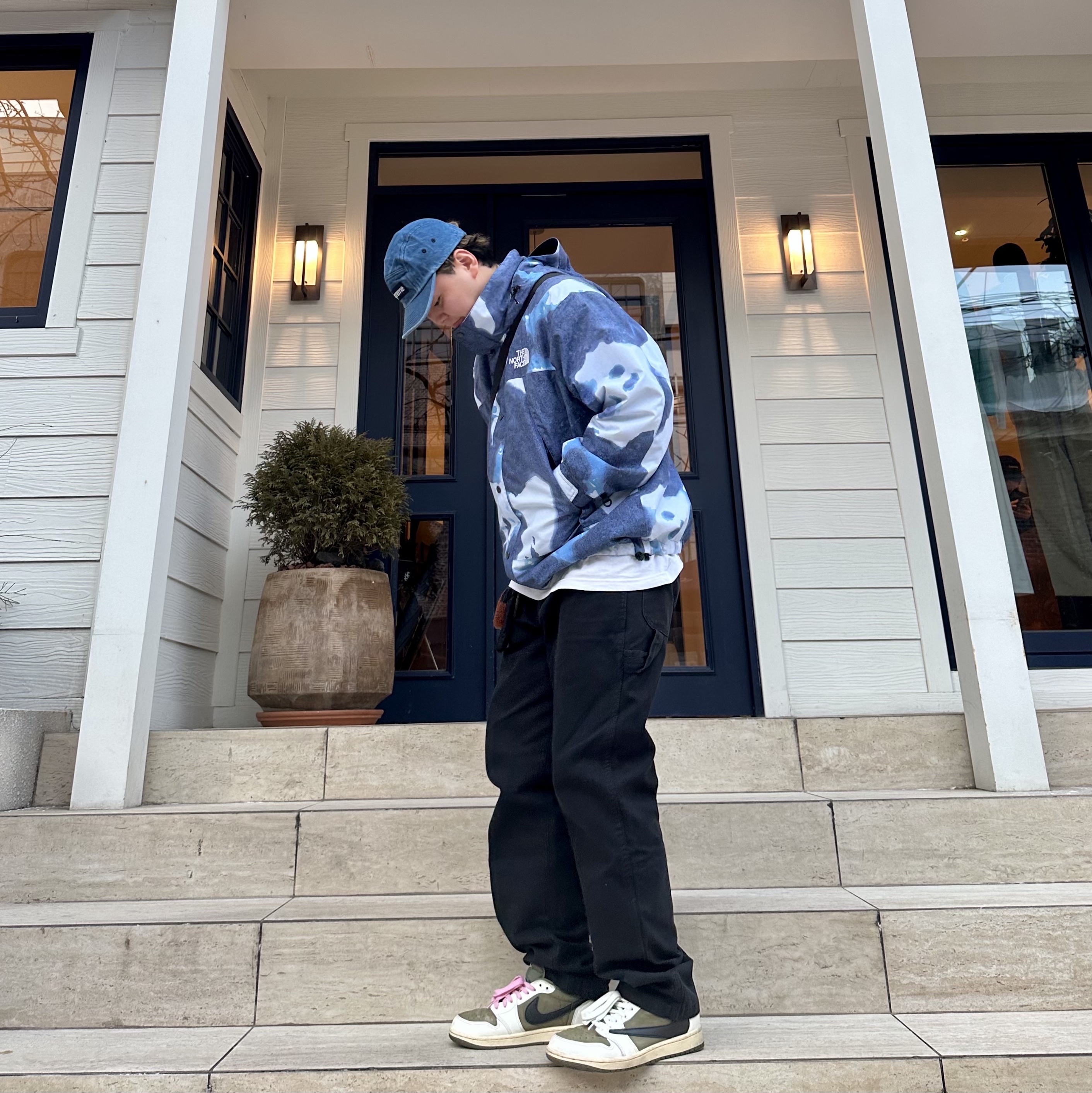Jordan 1 x Travis Scott Retro Low OG SP Reverse Olive, Supreme x The North Face Bleached Denim Print Mountain Jacket Indigo - 21FW 착용 스타일 - 2