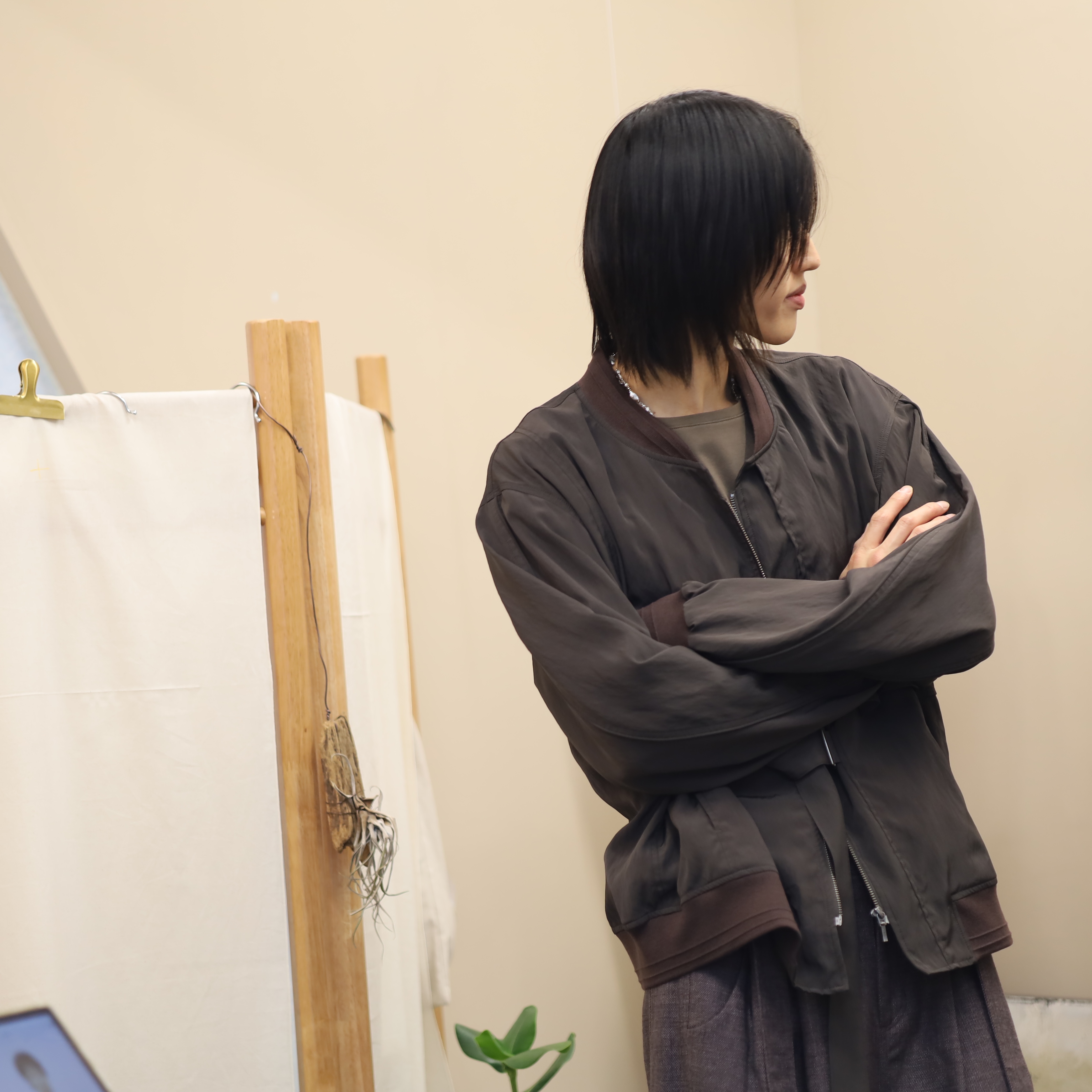 NA A NANA Wavy Strap Blouson Olive Brown, NA A NANA Button Detachable T-Shirt Purpel Brown 착용 스타일 - 2