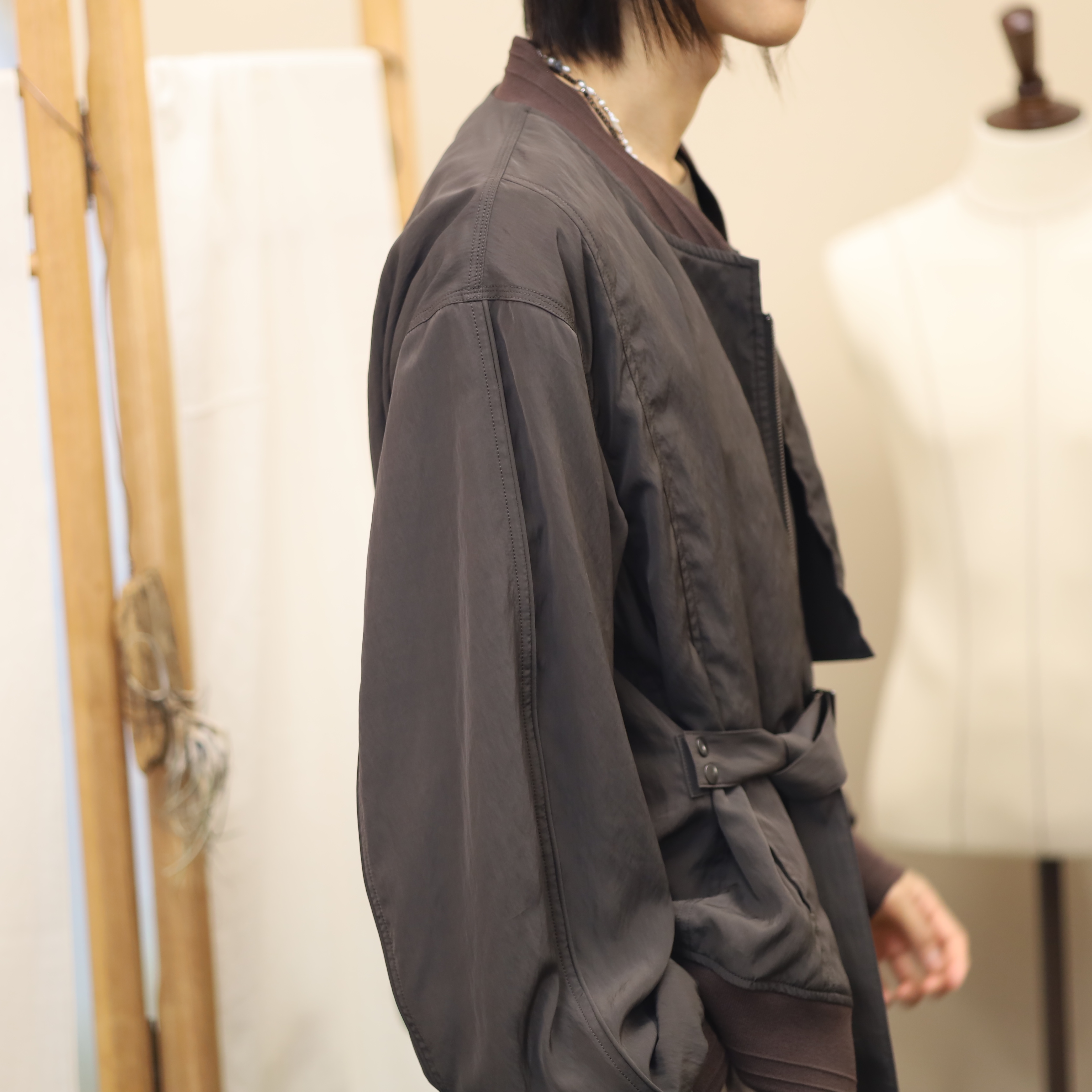 NA A NANA Wavy Strap Blouson Olive Brown, NA A NANA Button Detachable T-Shirt Purpel Brown 착용 스타일 - 4