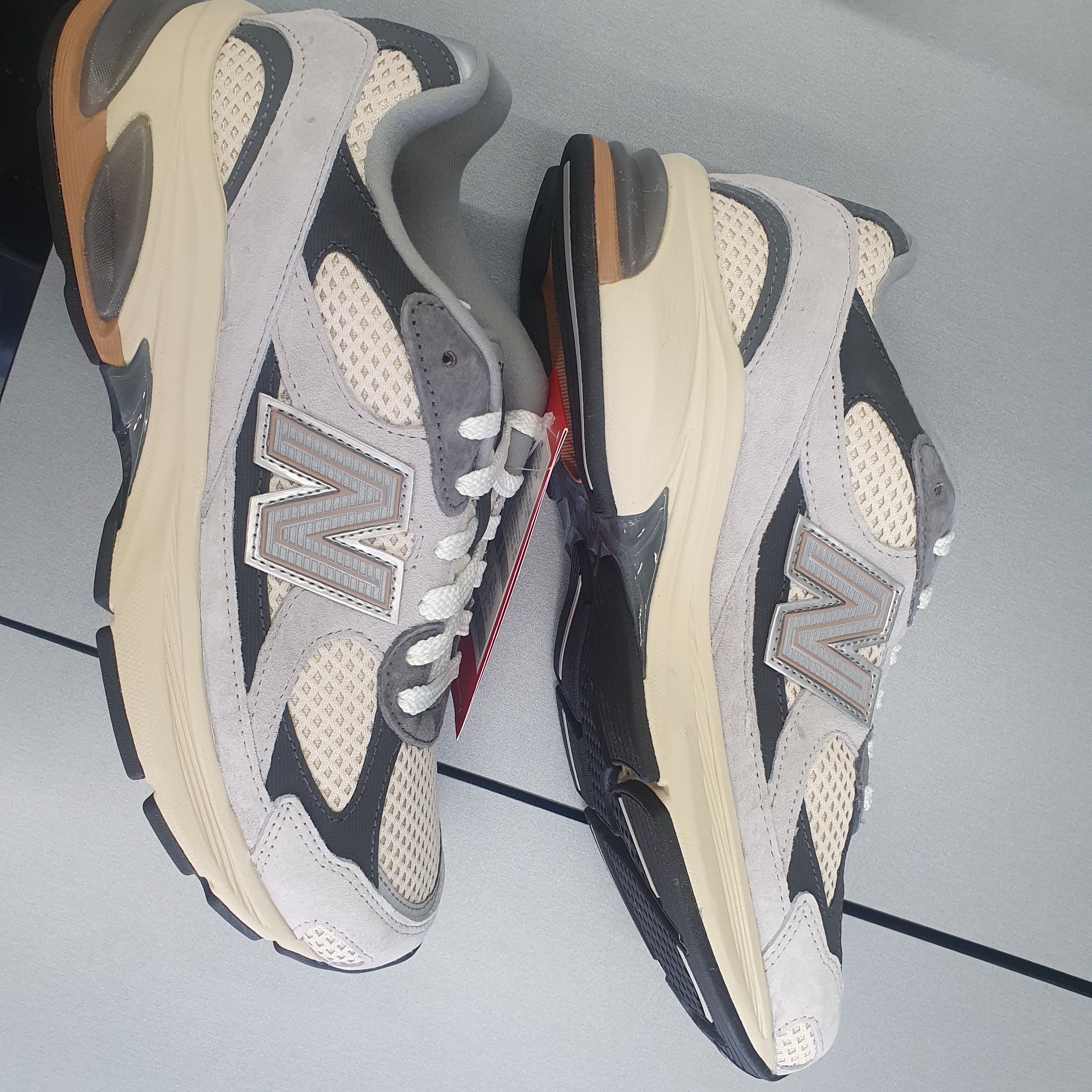 New Balance 2010 Brighton Grey Linen 착용 스타일 - 1