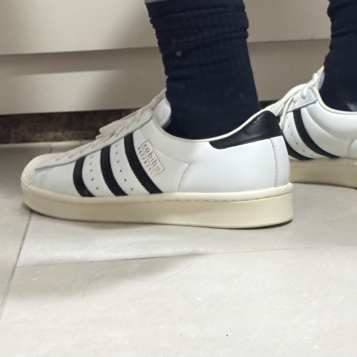 Adidas Superstar Vintage Core White Core Black 착용 스타일 - 3