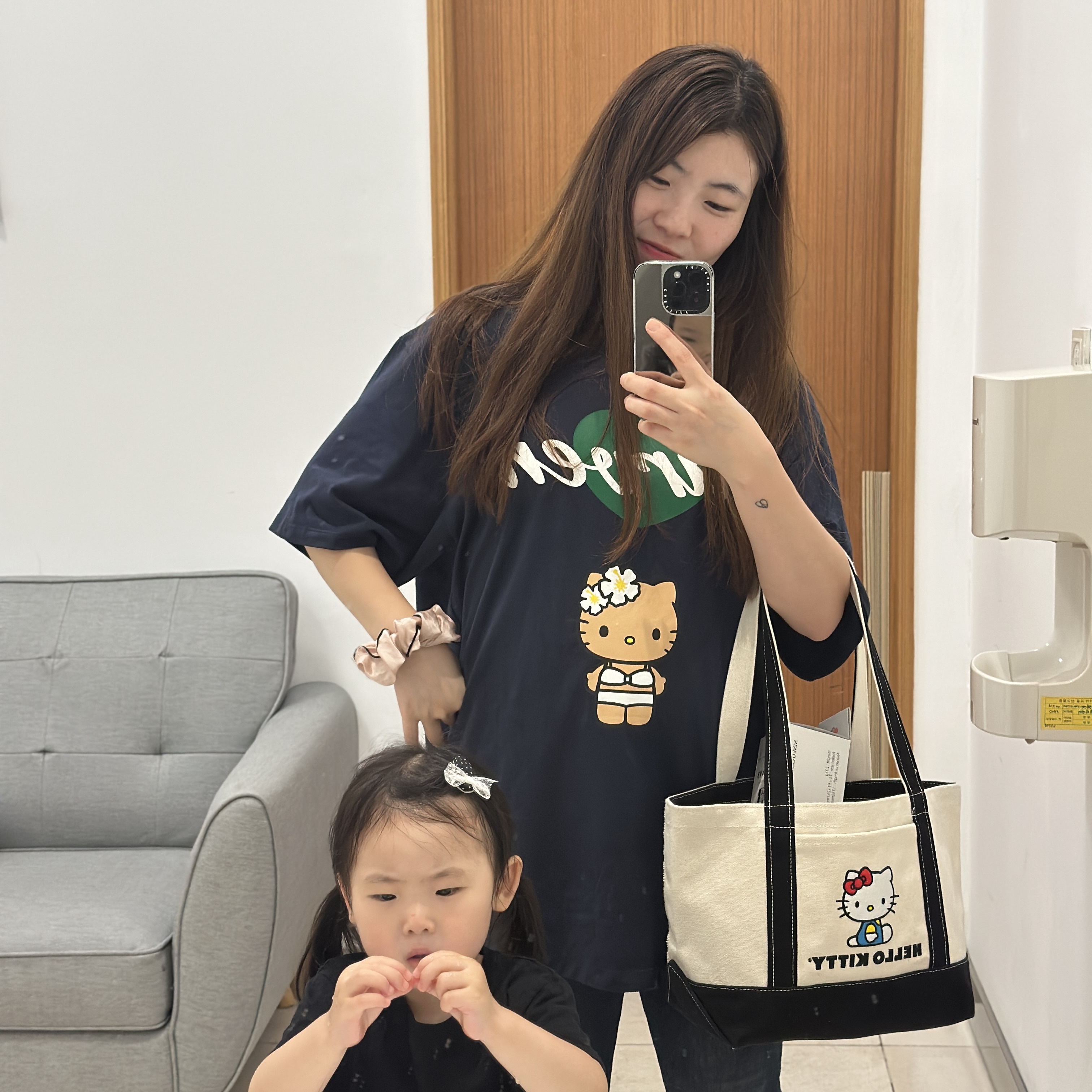 Farven x Tanning Hello Kitty Bikini T-Shirt_Navy 착용 스타일