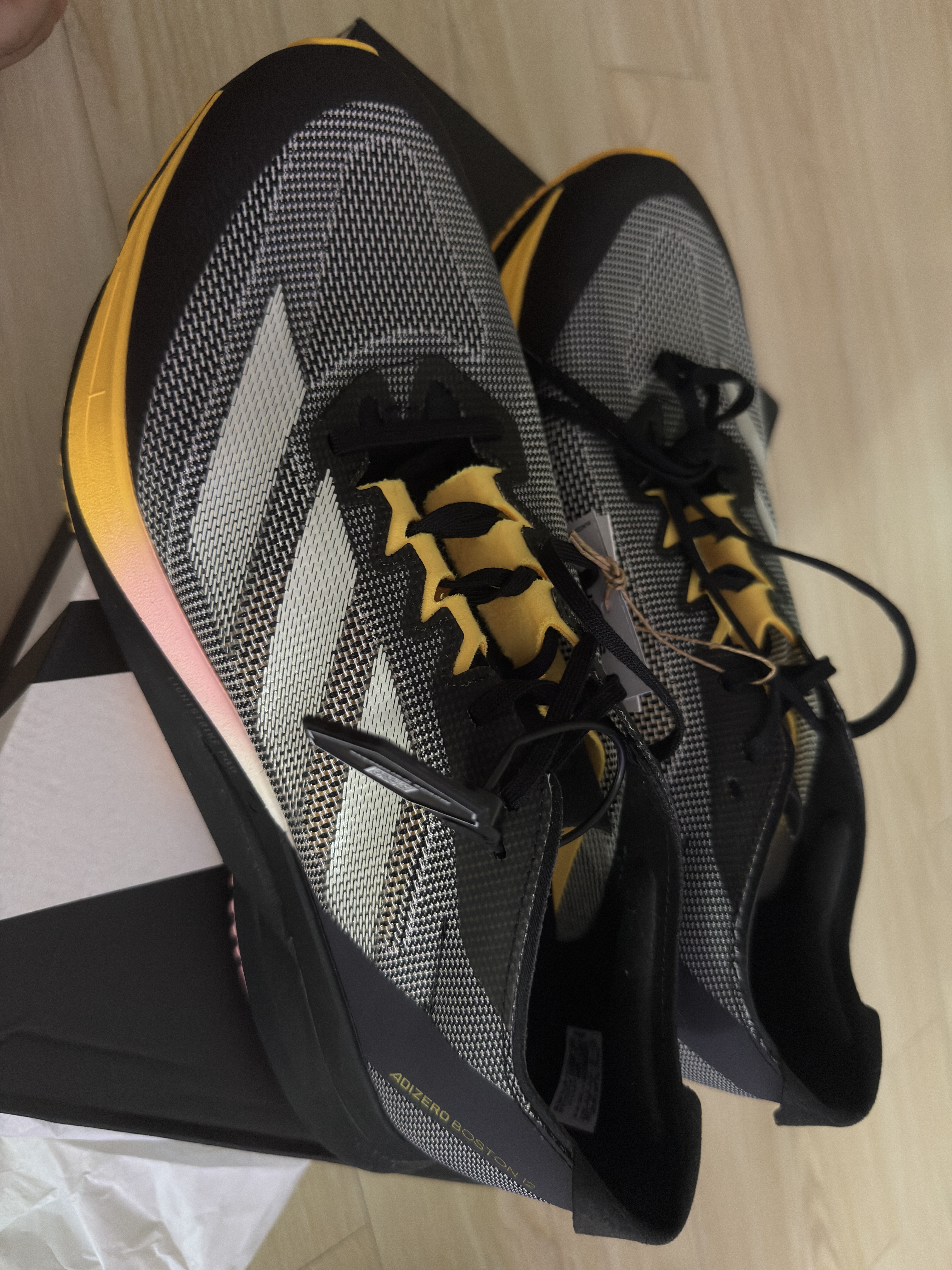 Adidas Adizero Boston 12 Core Black Zero Metalic 착용 스타일 - 2