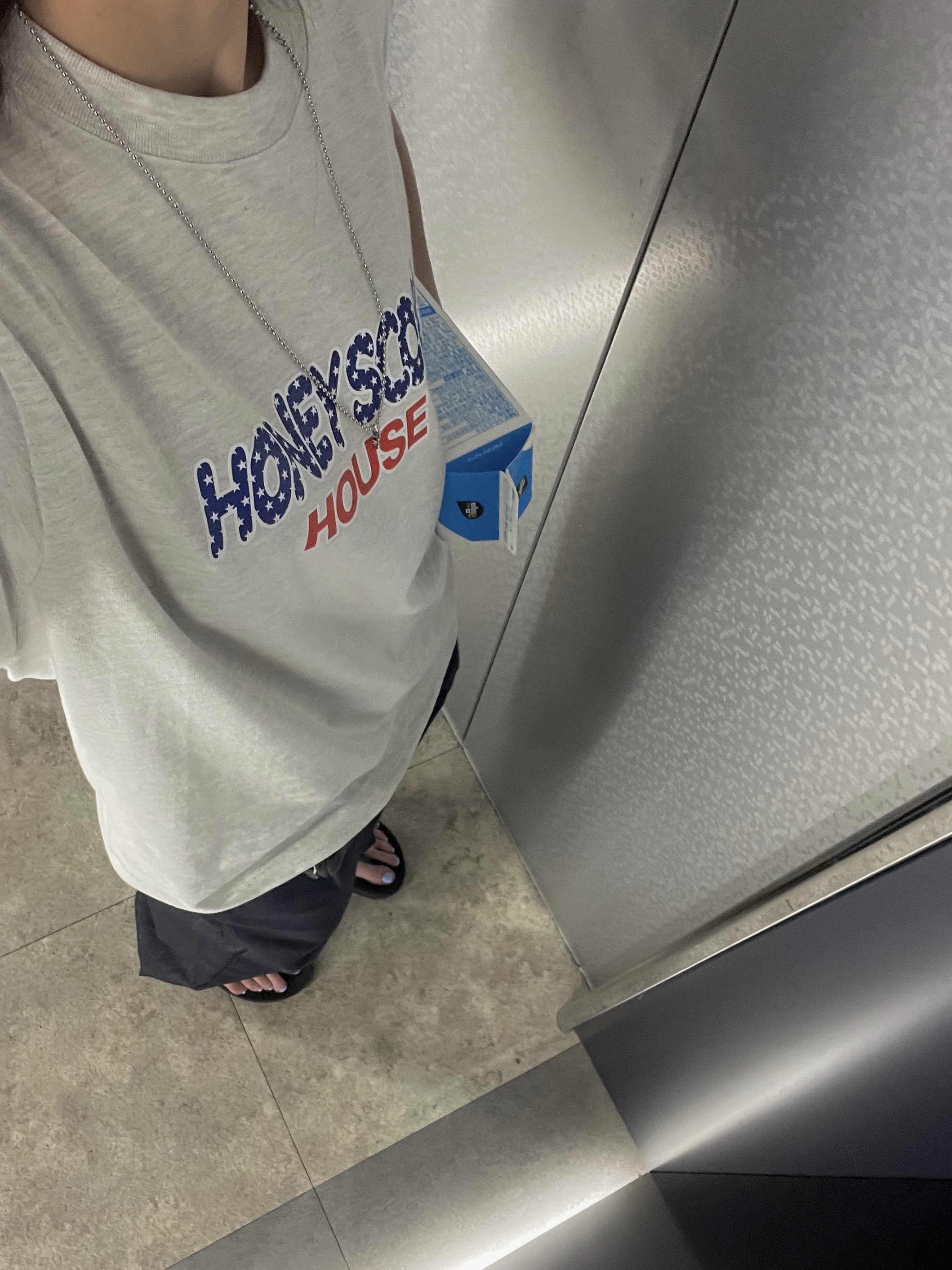 Honey Scoop House HNY Denim Cap Indigo, Honey Scoop House Flag Logo Tee Oatmeal 착용 스타일 - 5