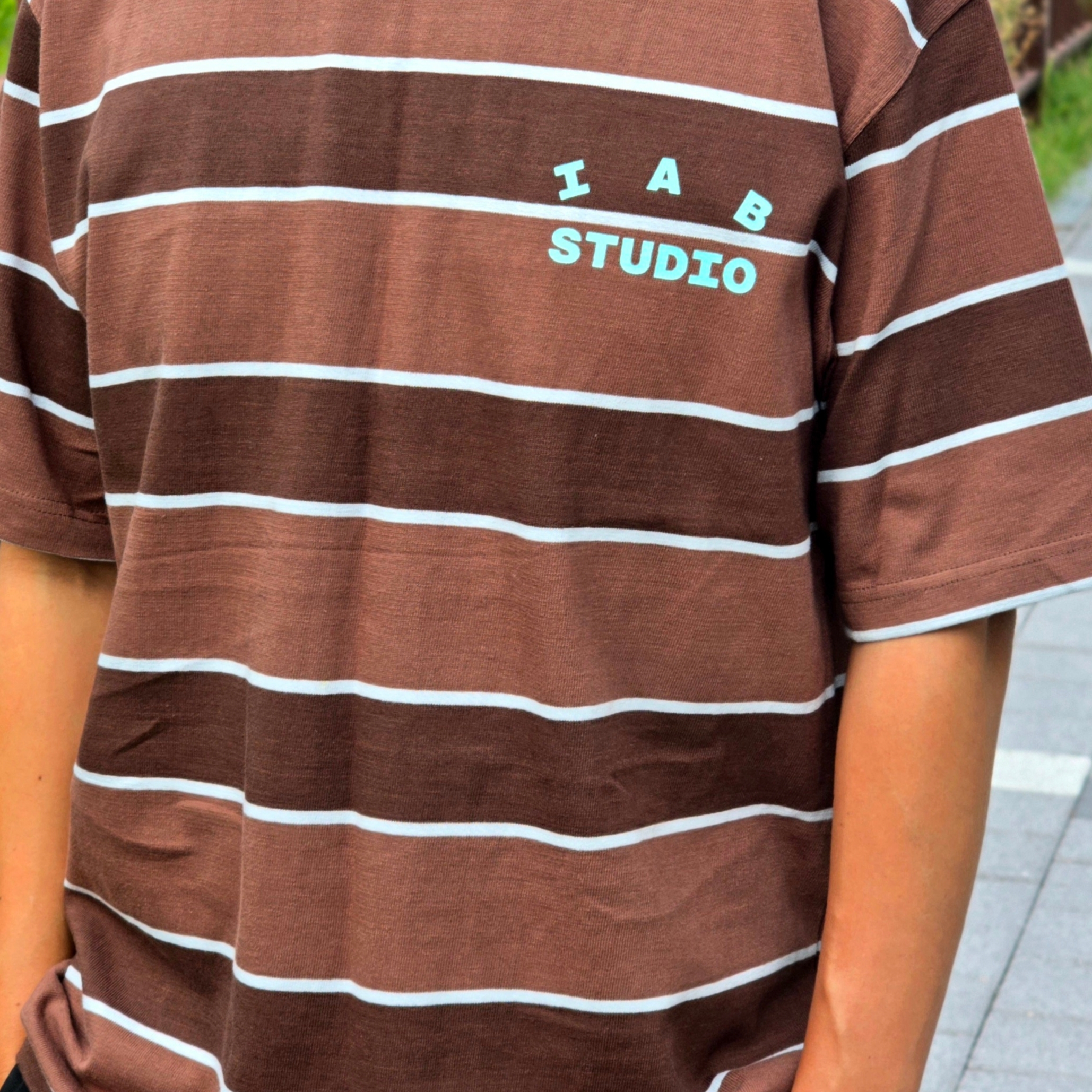 IAB Studio Striped T-Shirt Brown 착용 스타일 - 1