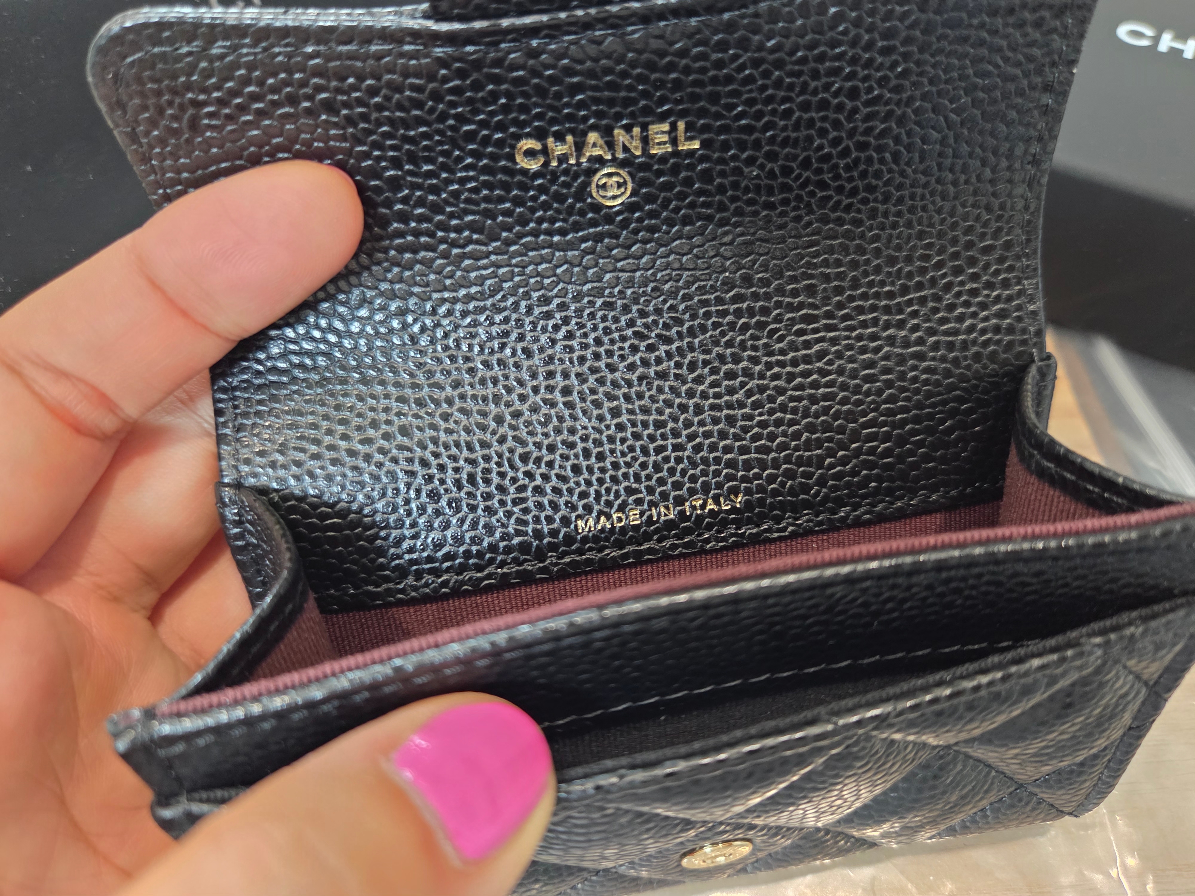 Chanel Classic Card Holder Grained Calfskin & Gold Black 착용 스타일 - 5