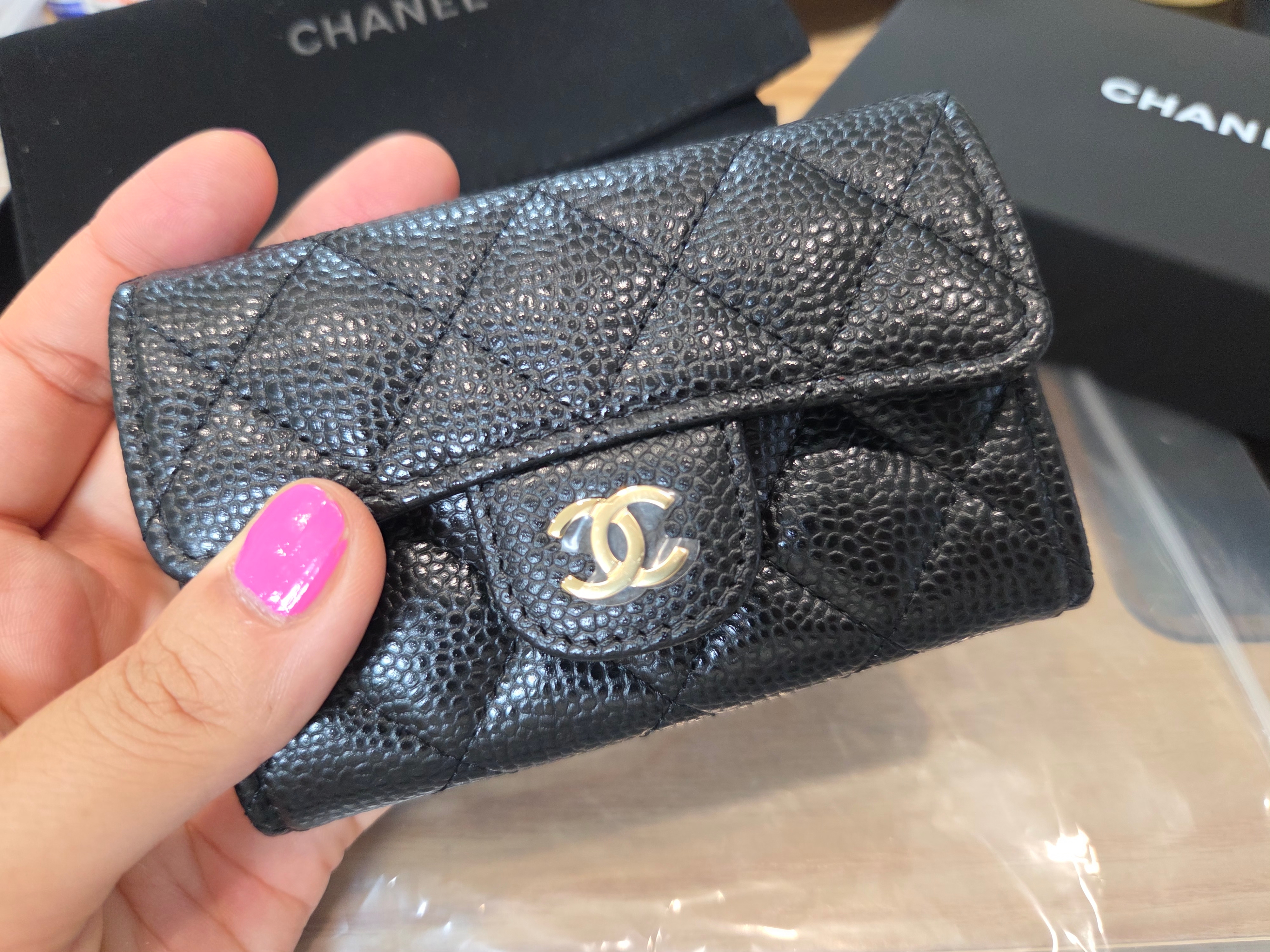 Chanel Classic Card Holder Grained Calfskin & Gold Black 착용 스타일 - 4