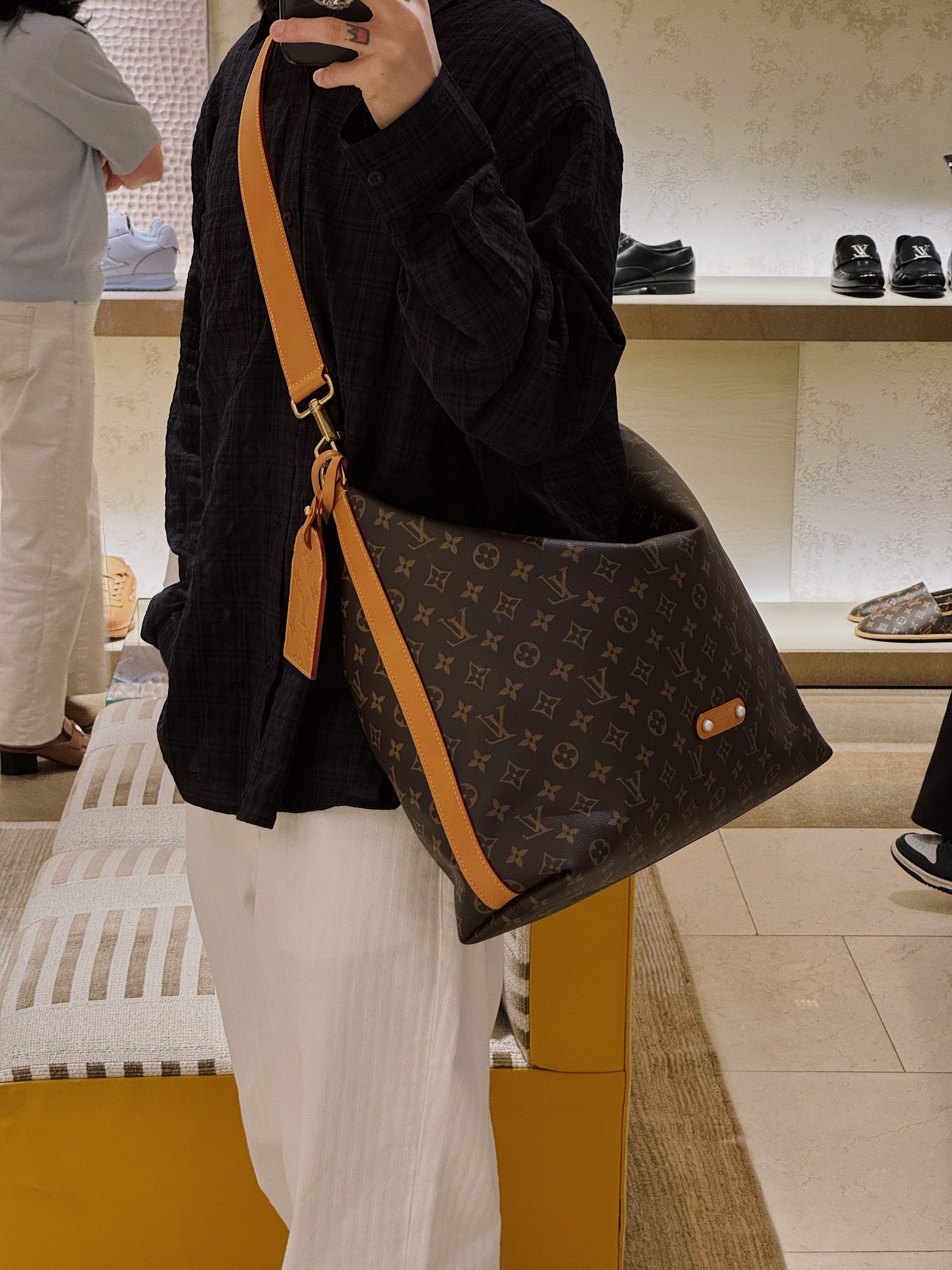 Louis Vuitton Shopper Tote MM Brown, Louis Vuitton Shopper Tote MM Monogram 착용 스타일 - 2
