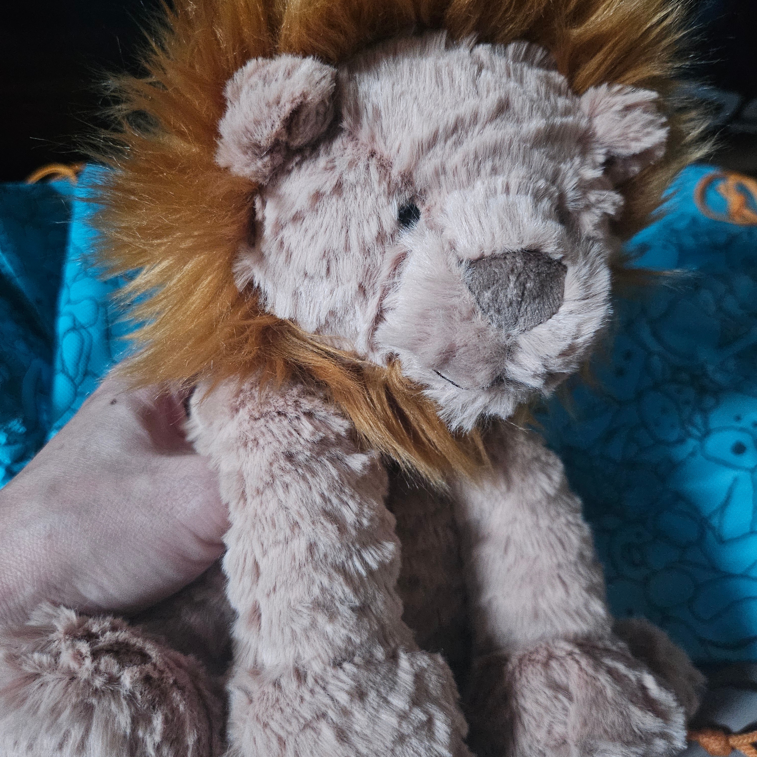 Jellycat Fuddlewuddle Lion Medium Brown 착용 스타일