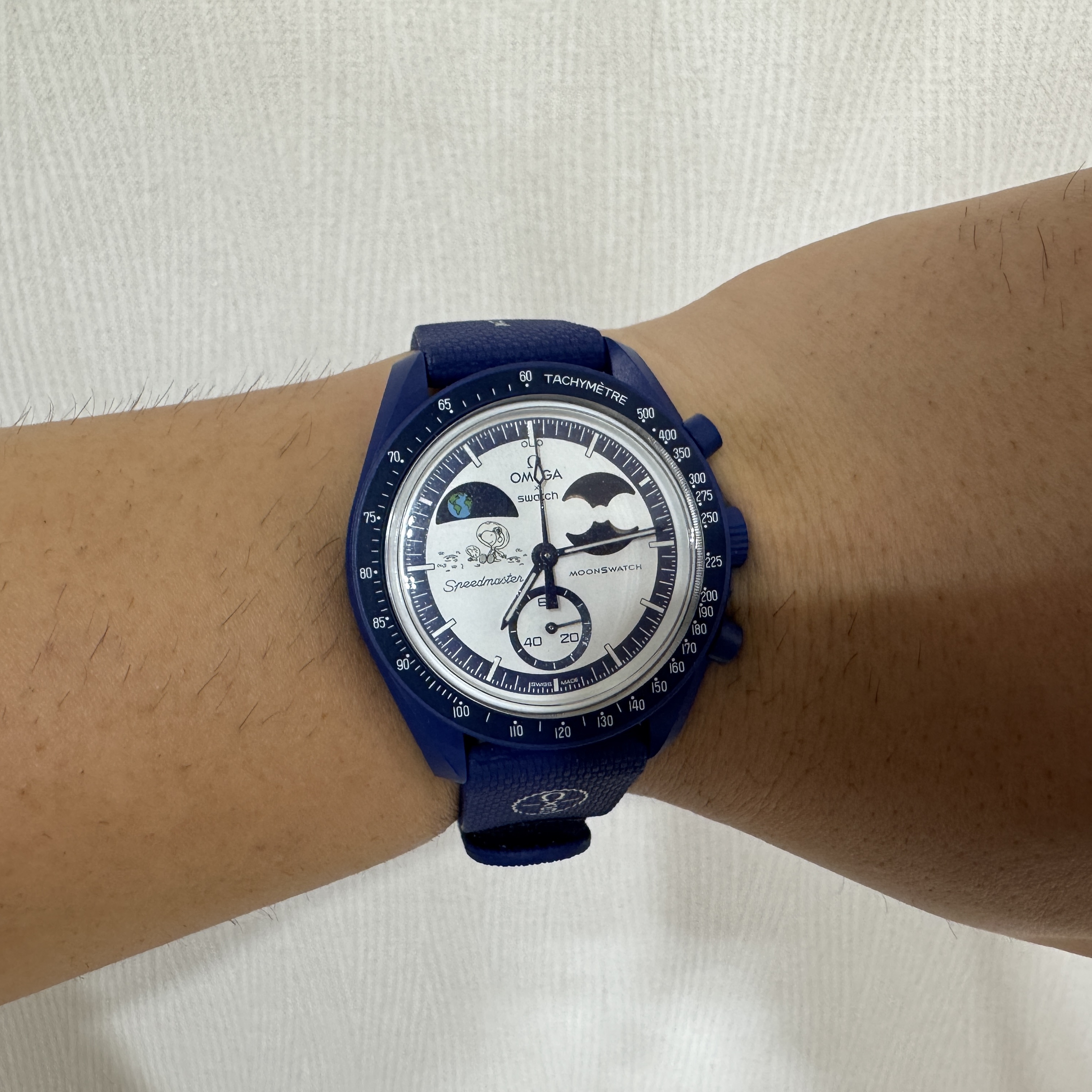 Swatch x Omega x Snoopy Bioceramic Moonswatch August's Mission To Earthphase 42mm Moonshine Gold 착용 스타일 - 3