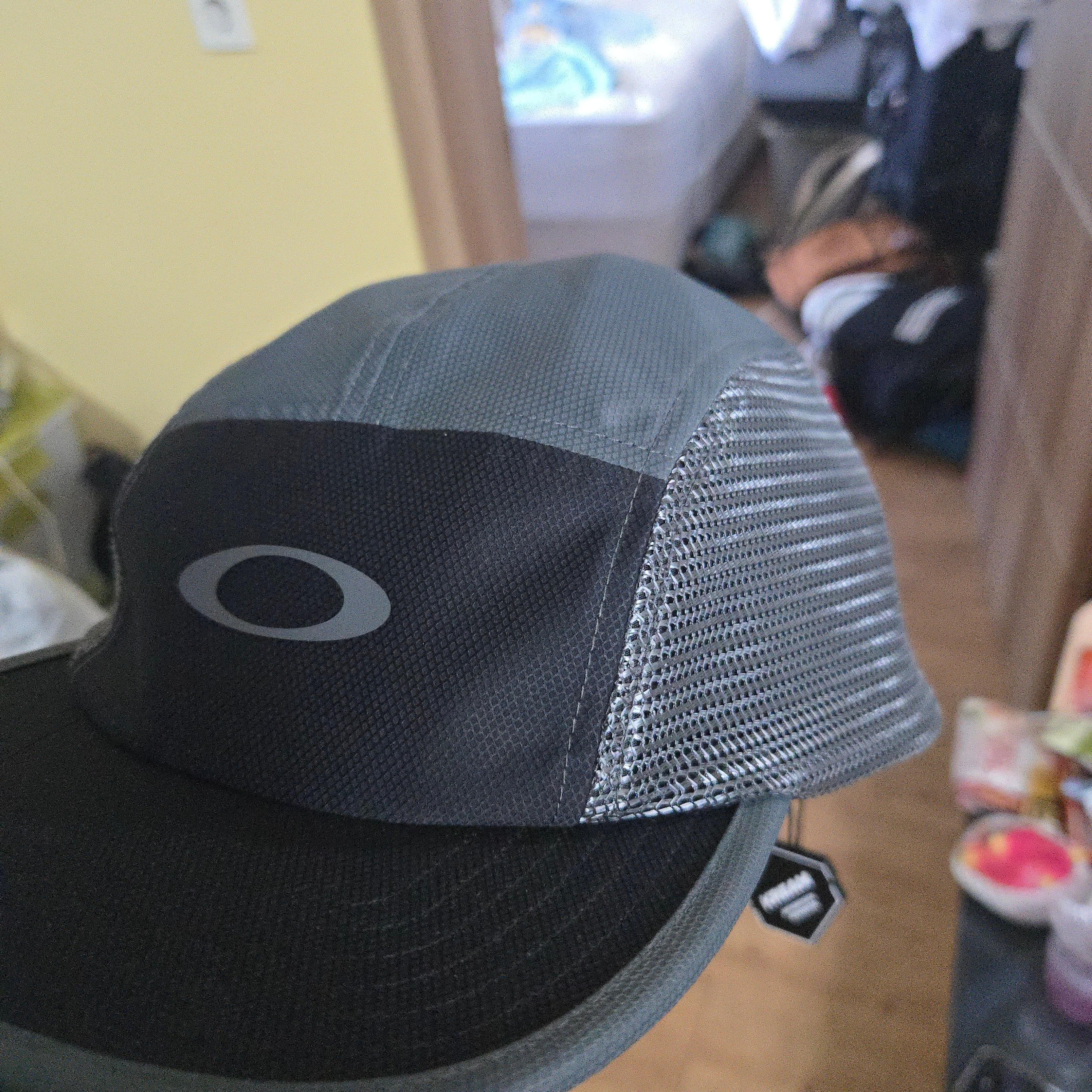 Oakley Latitude Arc Cap Blackout 착용 스타일 - 2