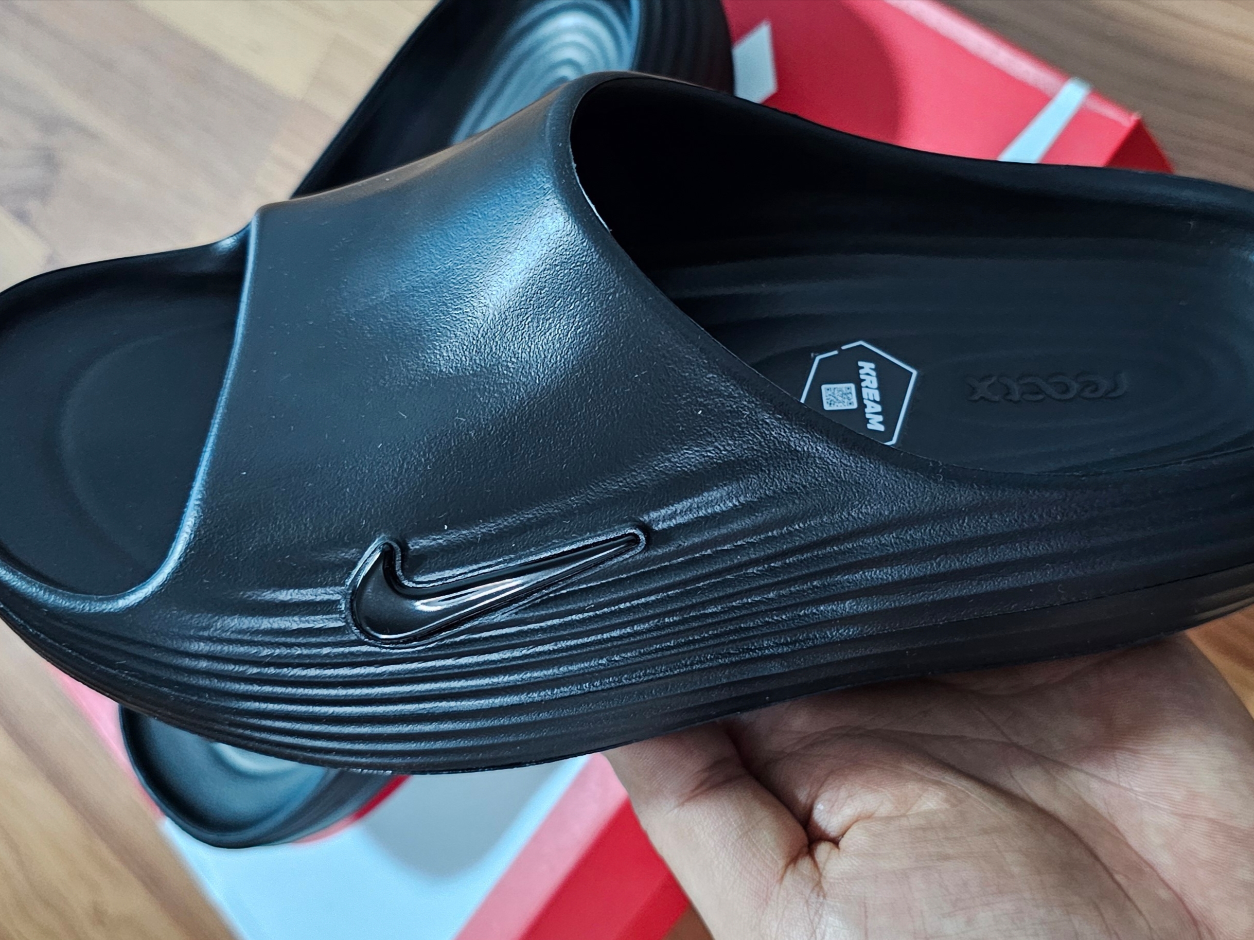 (W) Nike ReactX Rejuven8 Slide Triple Black 착용 스타일 - 2