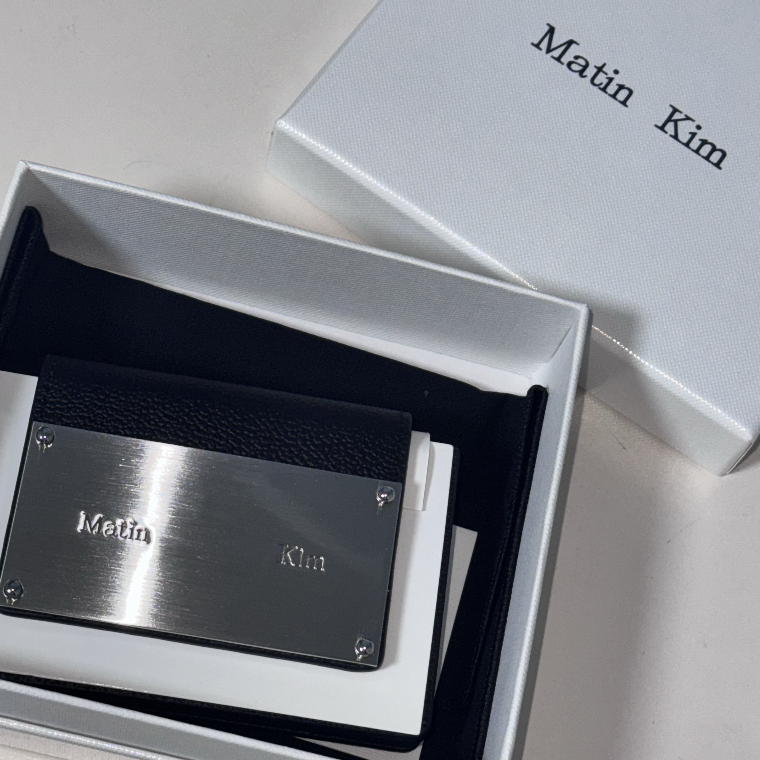 Matin Kim Accordion Wallet Black 착용 스타일