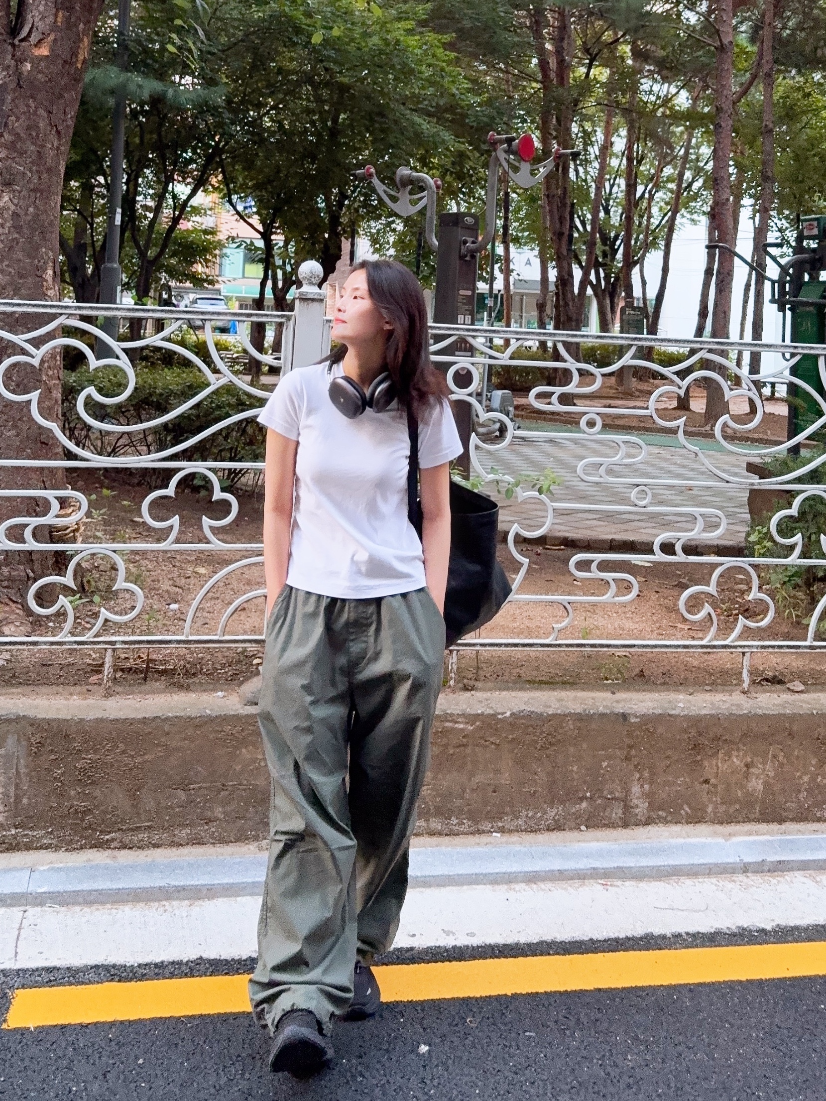 Hoka Bondi 9 Black - Wide, Uniqlo C Wide Parachute Pants Olive - KR 착용 스타일 - 3