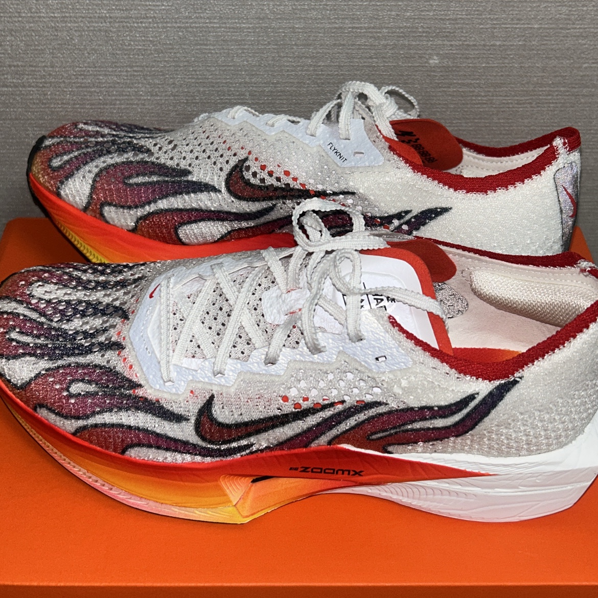 Nike ZoomX Vaporfly Next% 3 PRM White Habanero Red 착용 스타일 - 1