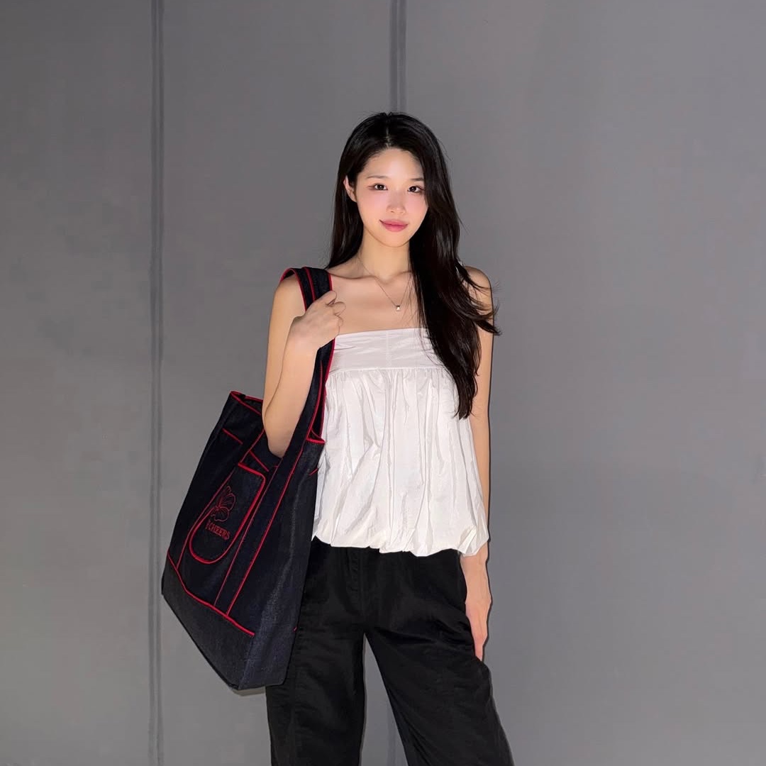 Threecheers Flower Logo Denim Bag 착용 스타일 - 2