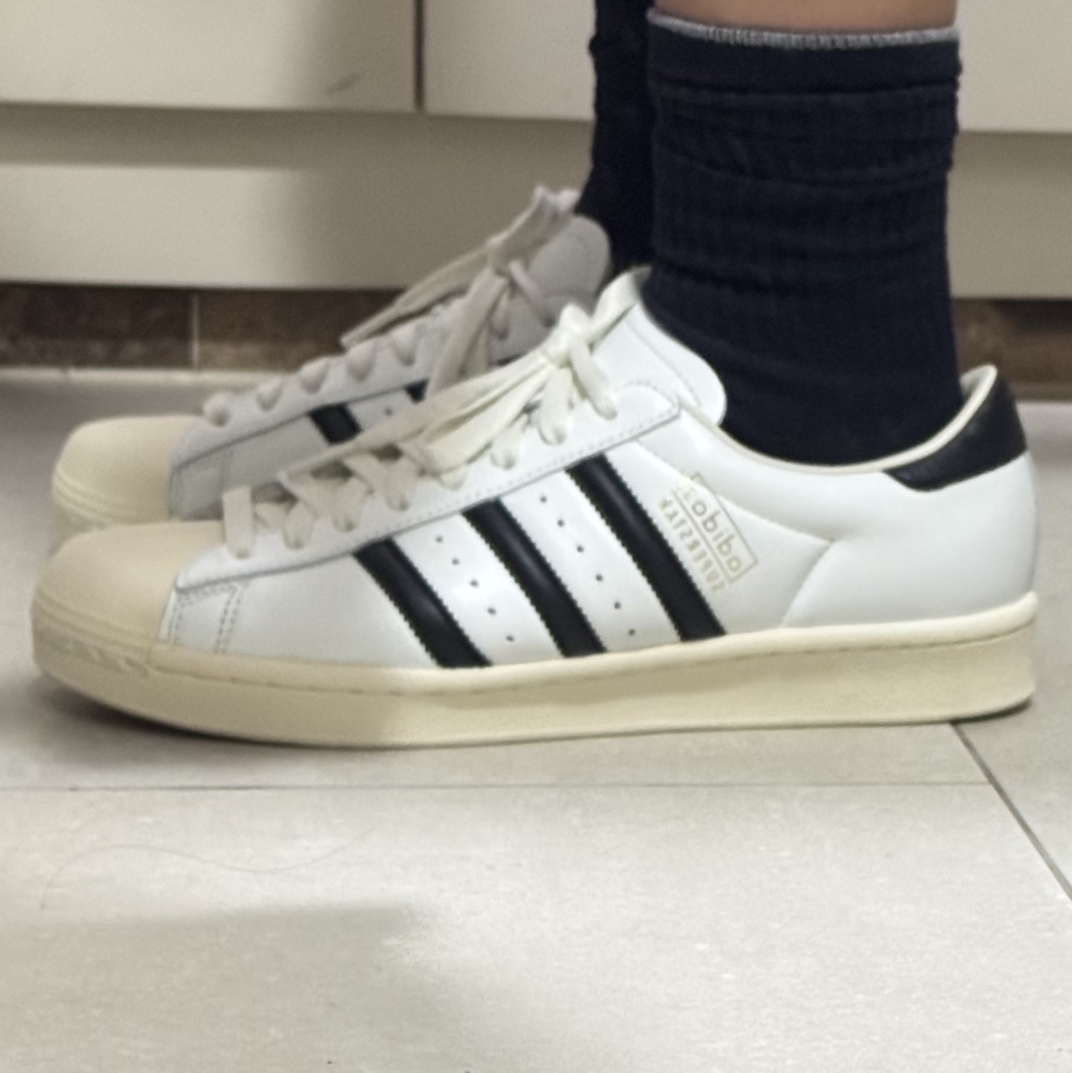 Adidas Superstar Vintage Core White Core Black 착용 스타일 - 2