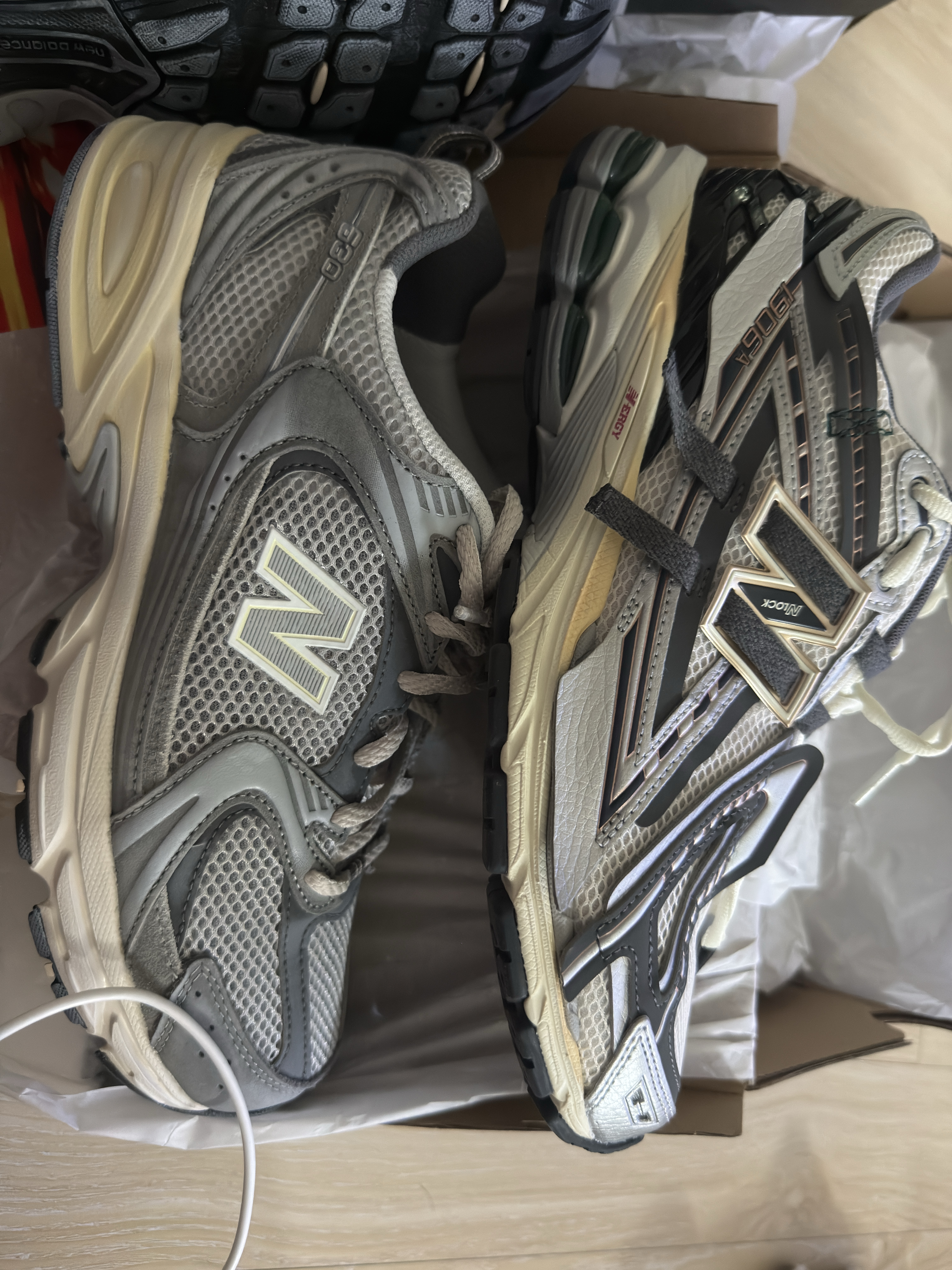 New Balance 530 Premium Vintage Grey Matter, New Balance 1906A Silver Metallic Castlerock 착용 스타일 - 1