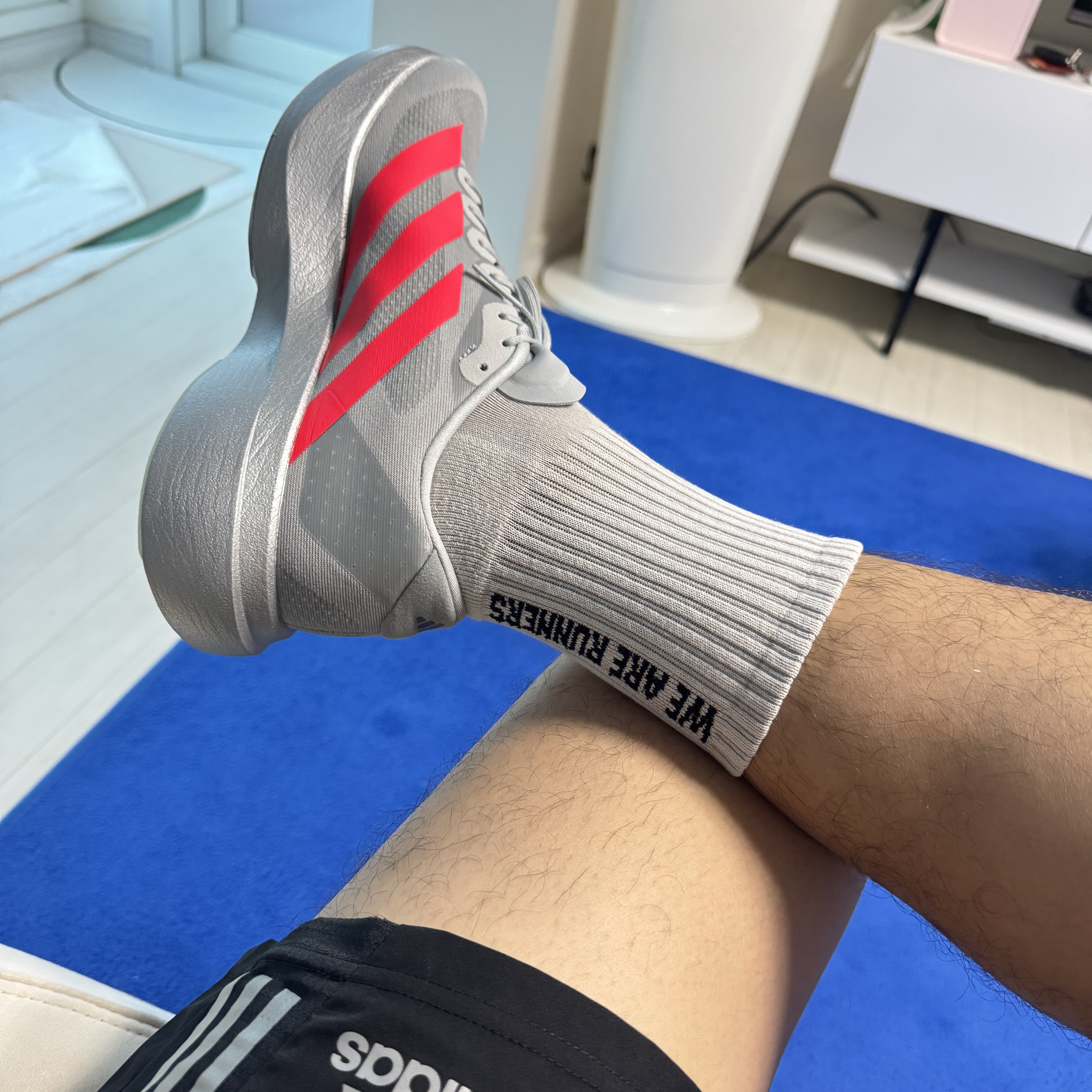 Adidas Adizero EVO SL Silver Metallic Lucid Red 착용 스타일