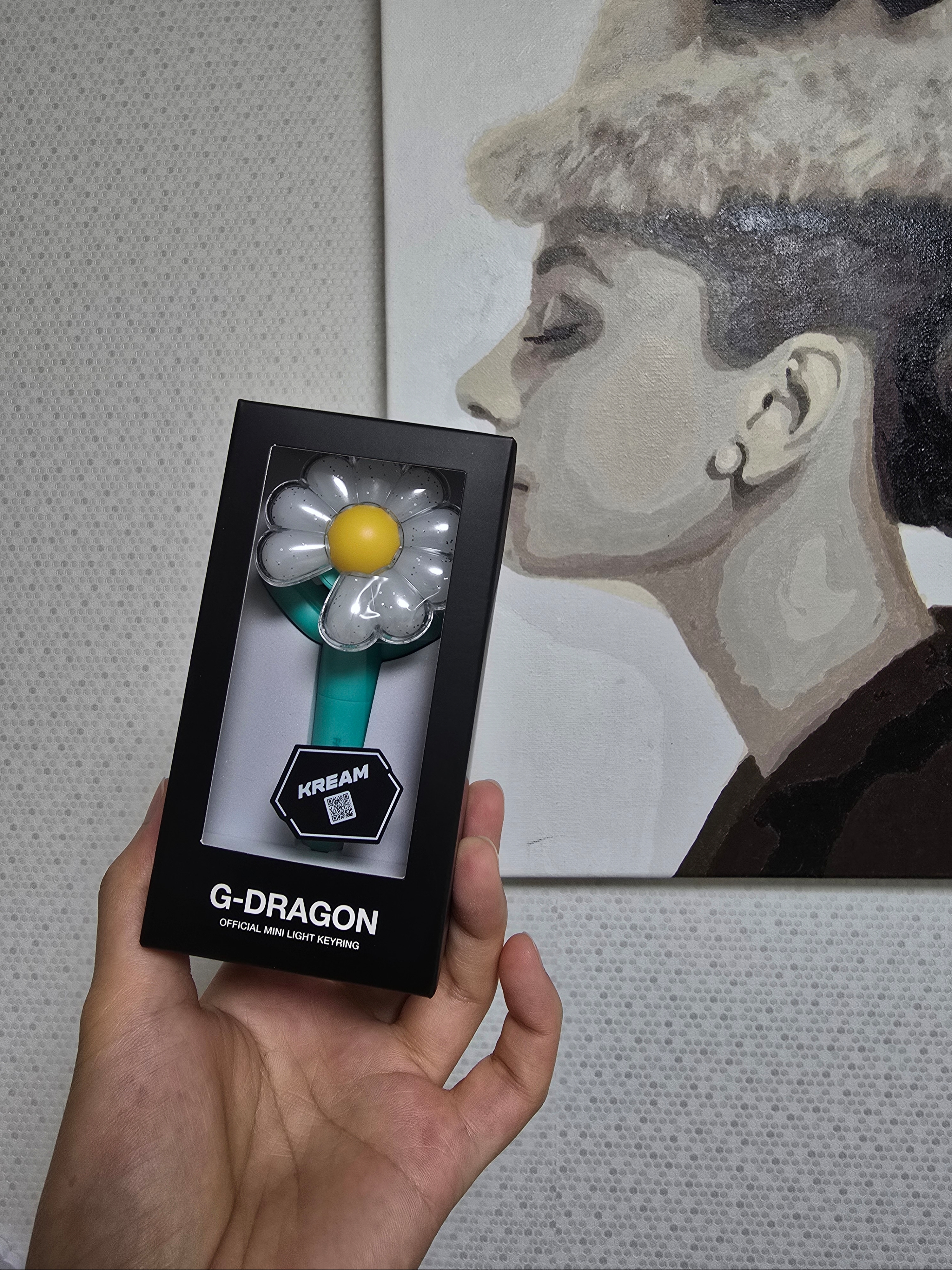 G-DRAGON Ubermensch Official Mini Light Keyring Mint 착용 스타일