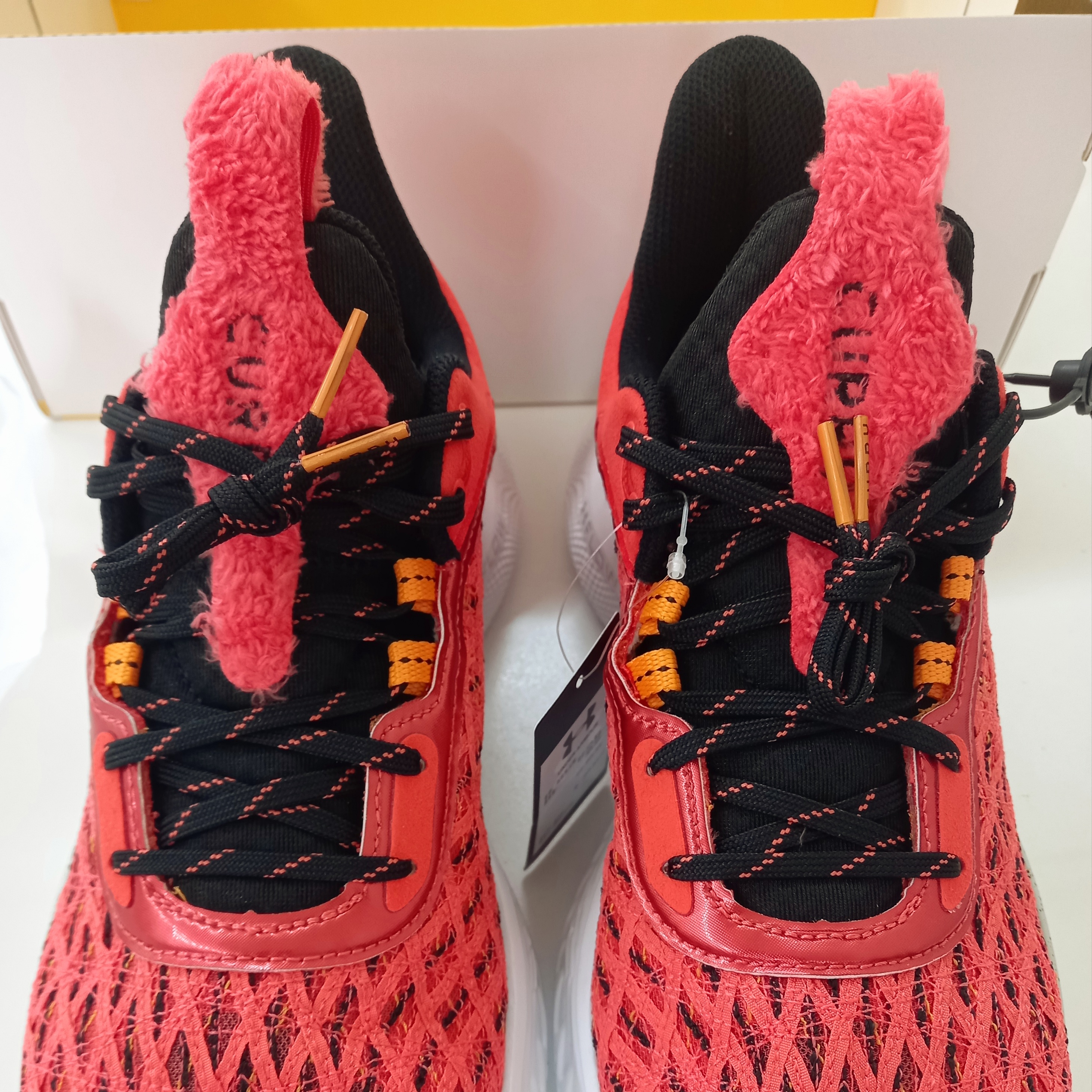 Under Armour Curry Flow 9 Red White 착용 스타일 - 2