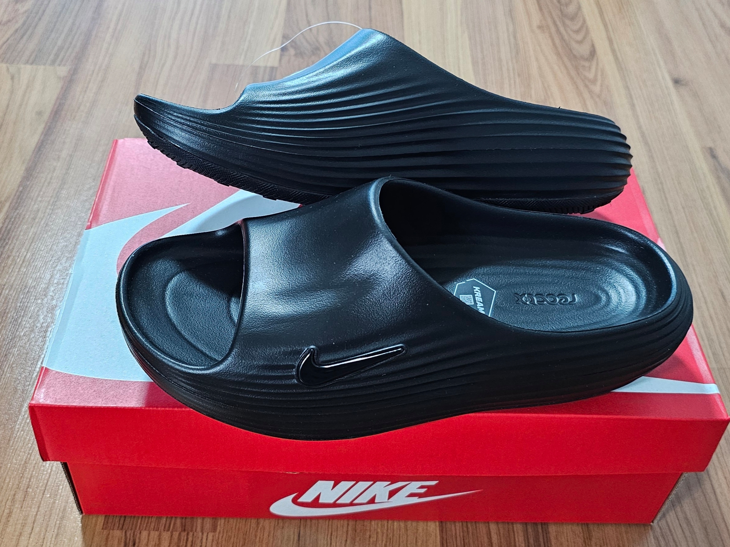 (W) Nike ReactX Rejuven8 Slide Triple Black 착용 스타일 - 1