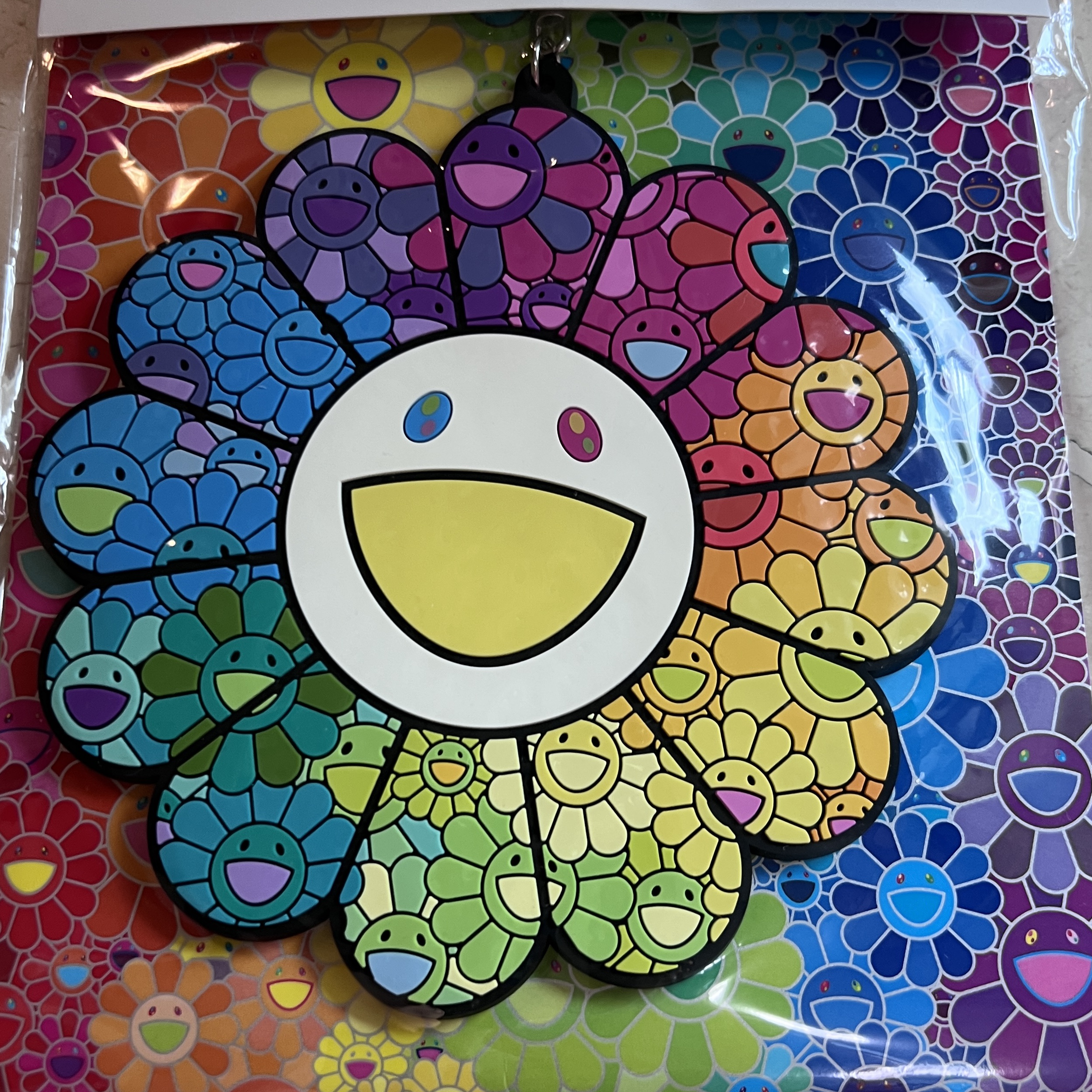 Kaikai Kiki Flower Rubber Keyring Over The Rainbow 착용 스타일
