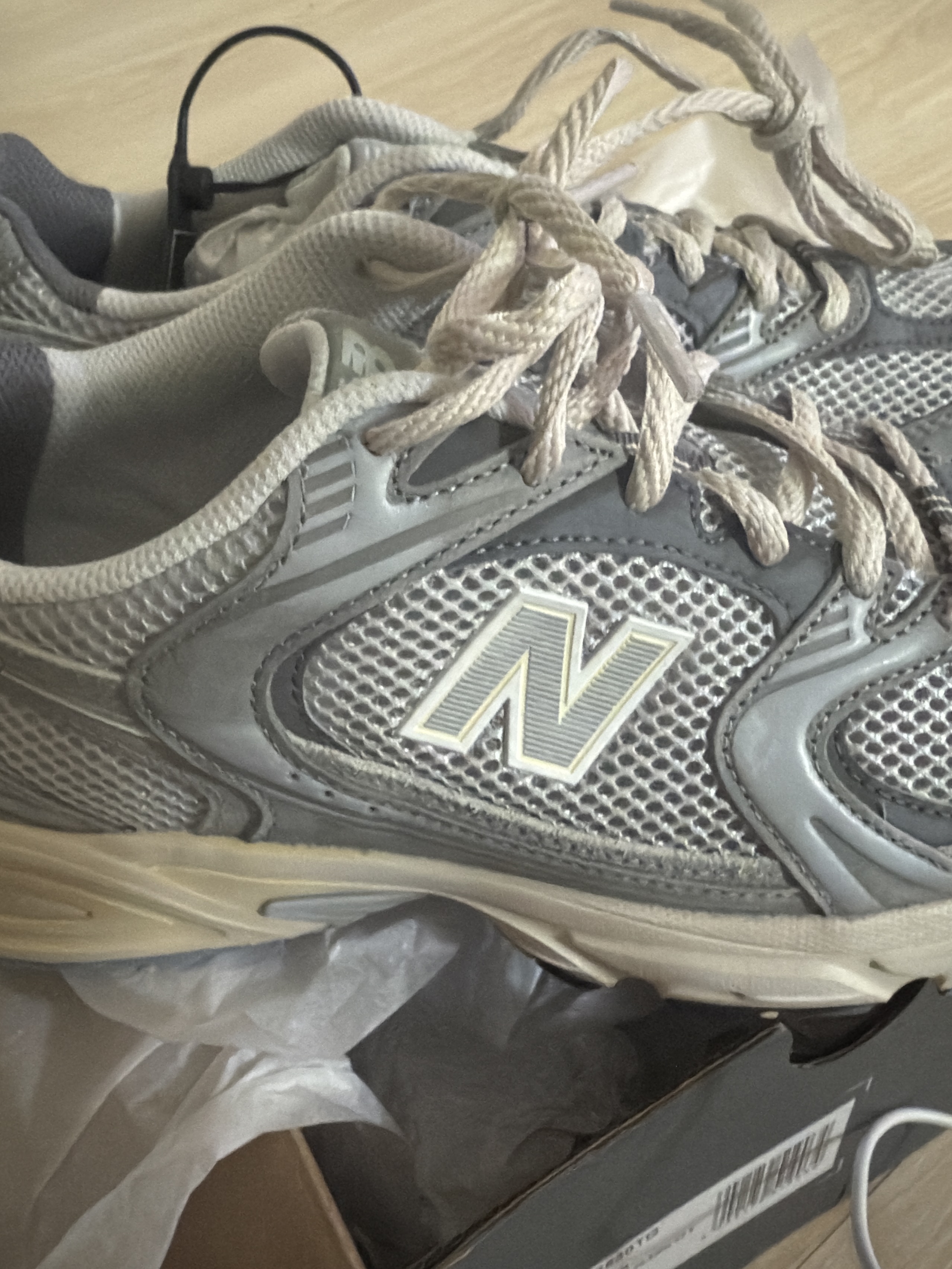 New Balance 530 Premium Vintage Grey Matter, New Balance 1906A Silver Metallic Castlerock 착용 스타일 - 5