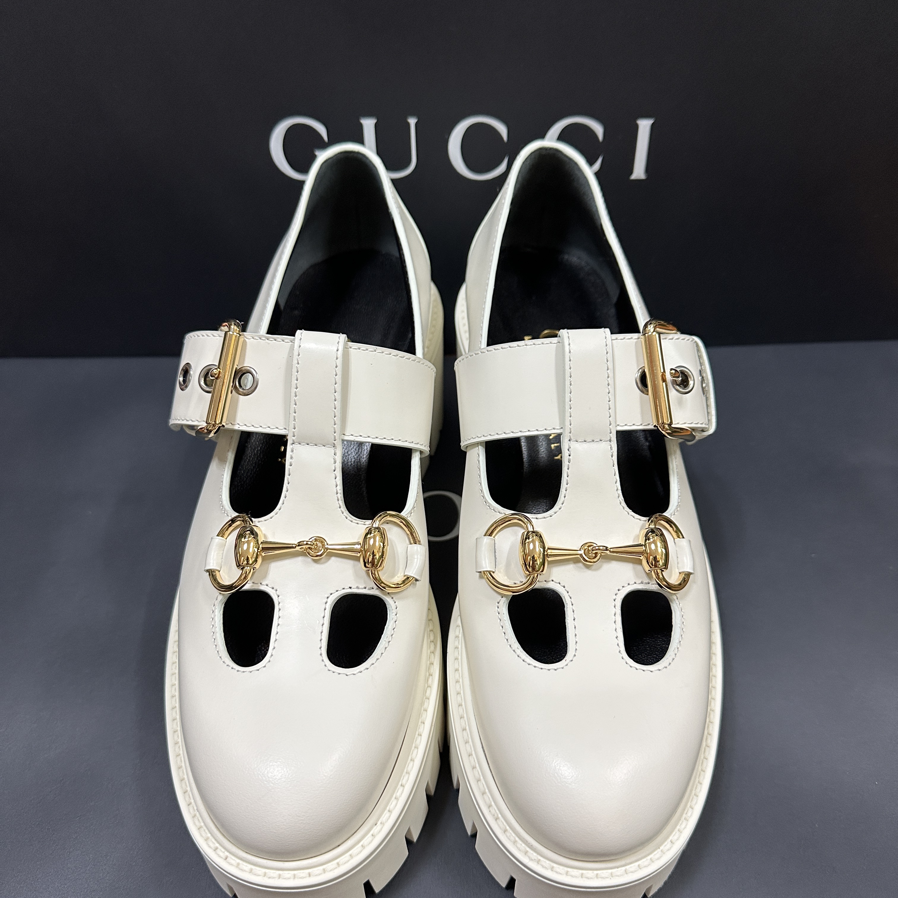 (W) Gucci Lug Horsebit 30mm Platform Loafer White 착용 스타일 - 2