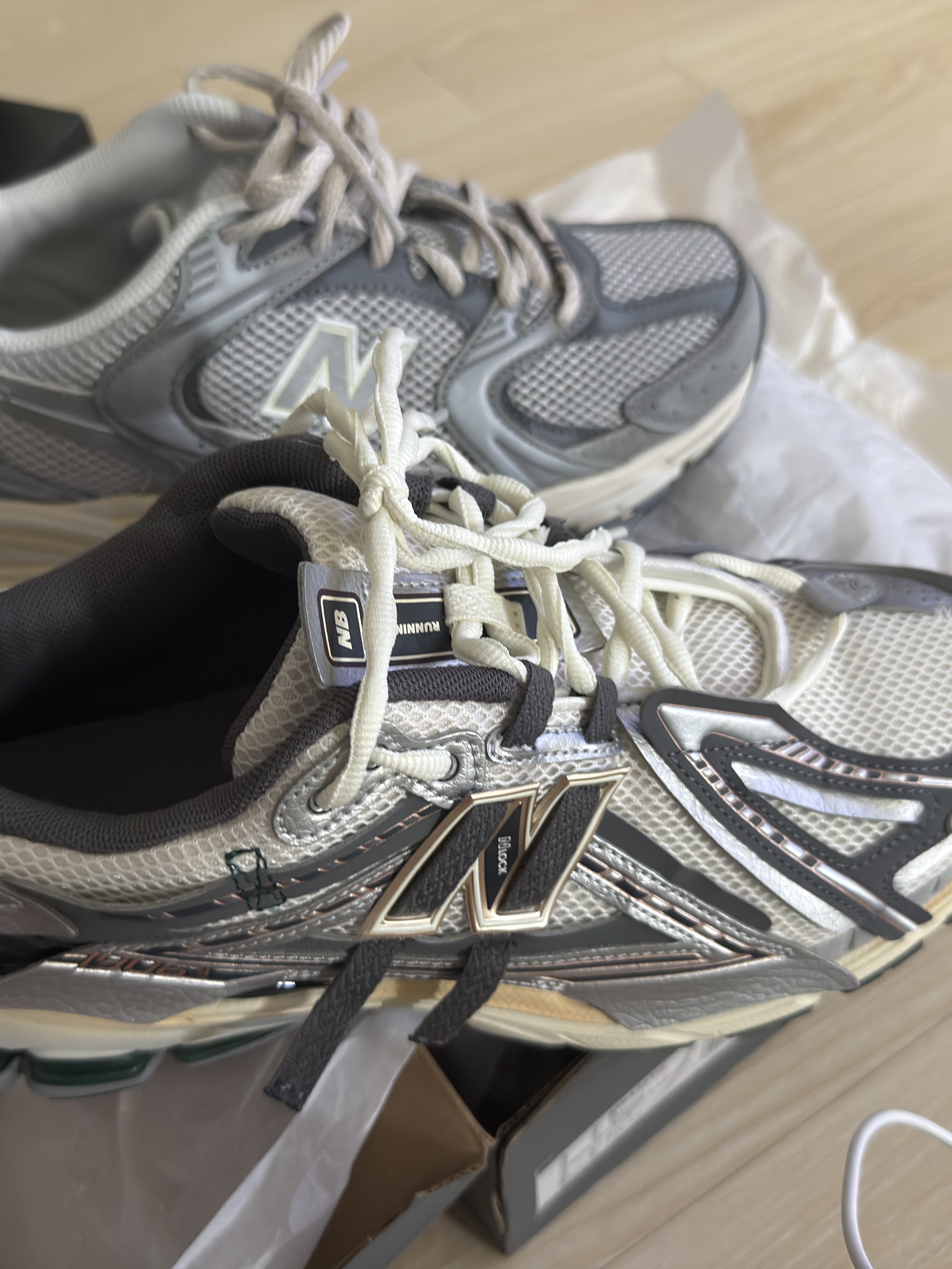 New Balance 530 Premium Vintage Grey Matter, New Balance 1906A Silver Metallic Castlerock 착용 스타일 - 2