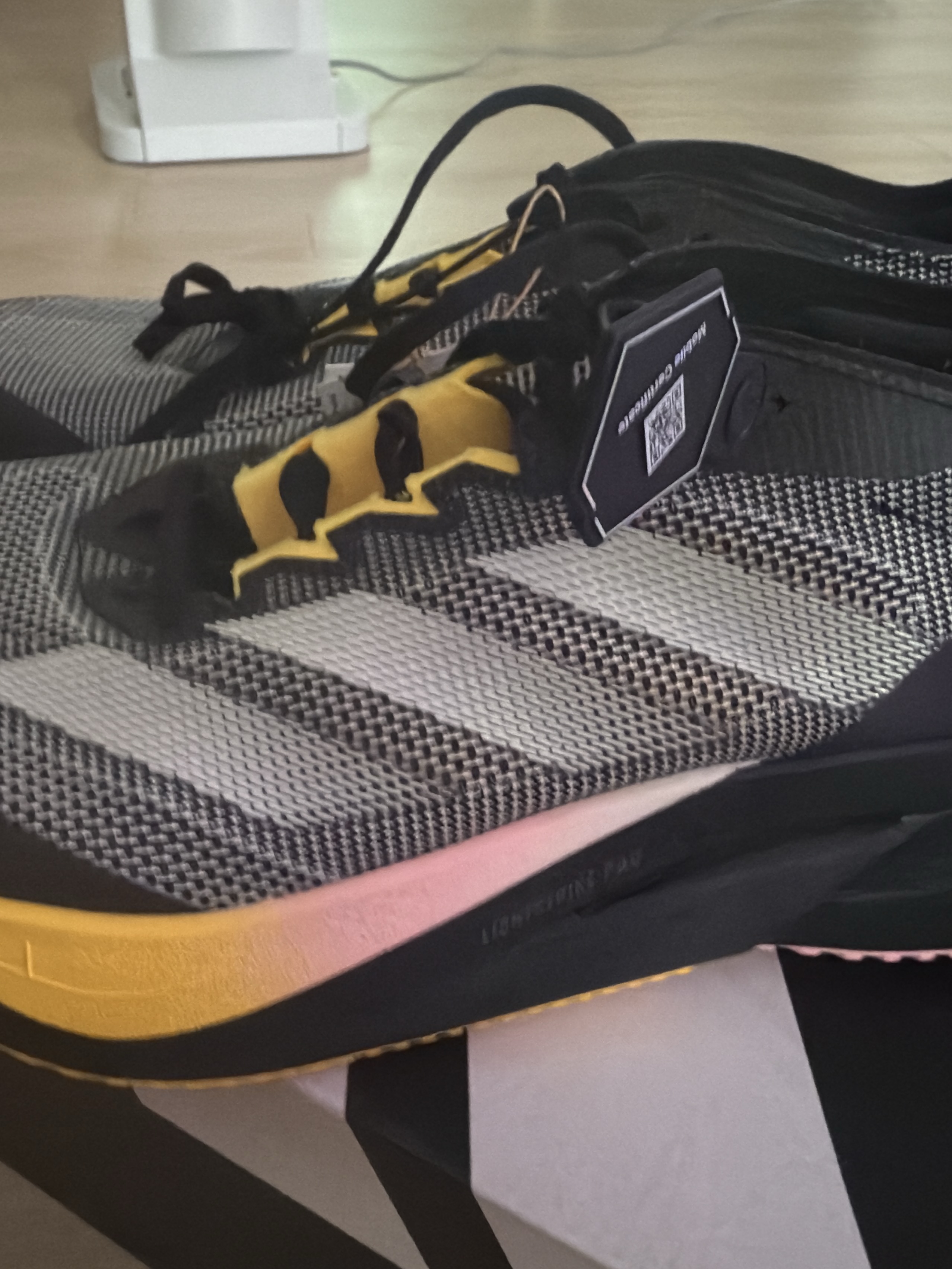 Adidas Adizero Boston 12 Core Black Zero Metalic 착용 스타일 - 1