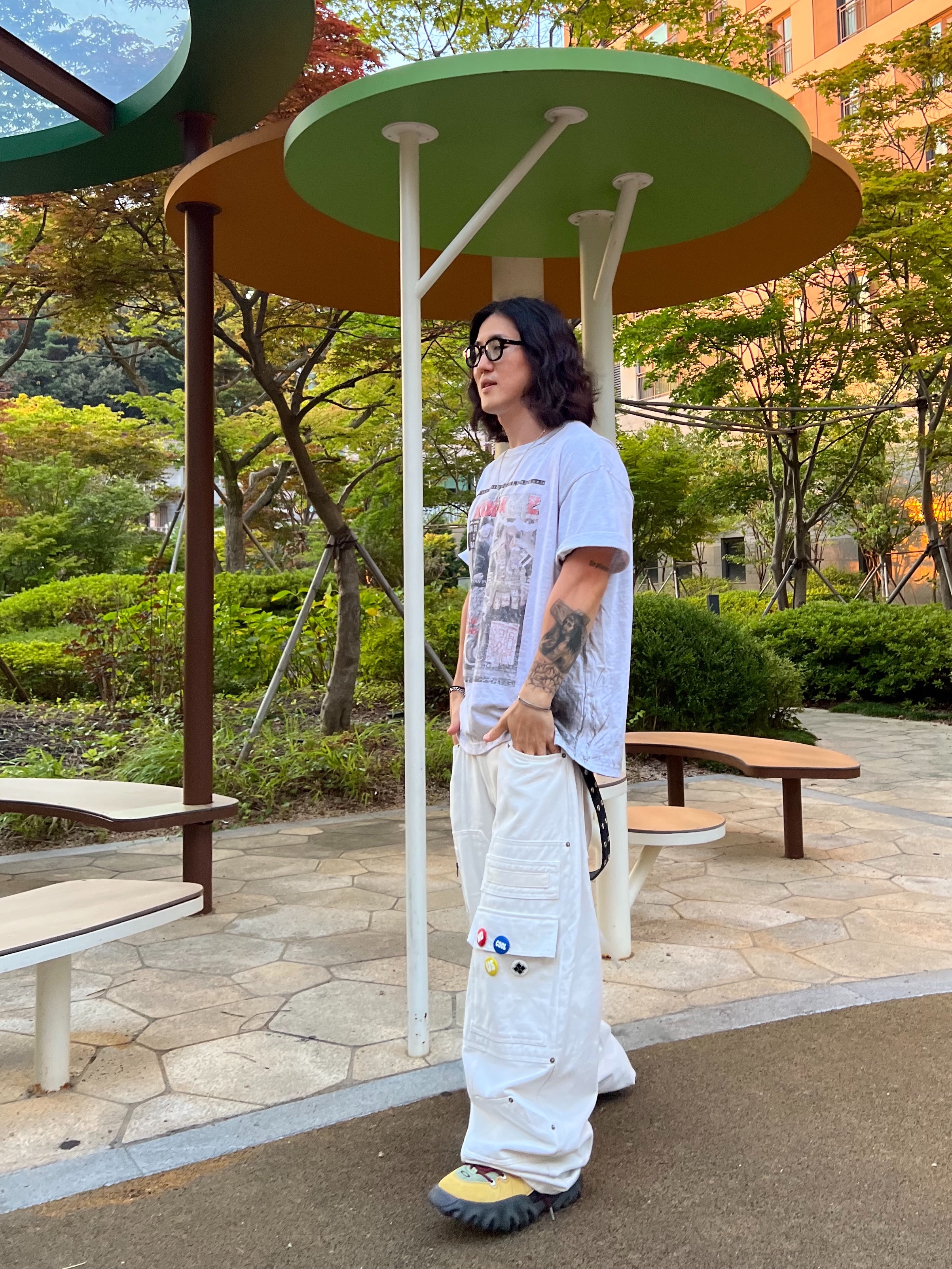 Nos Couleurs x Koin x Llud Rivet Carpenter Pants White, GRAILZ x KOIN SEOUL Magazine T-Shirts Melange Grey 착용 스타일 - 4
