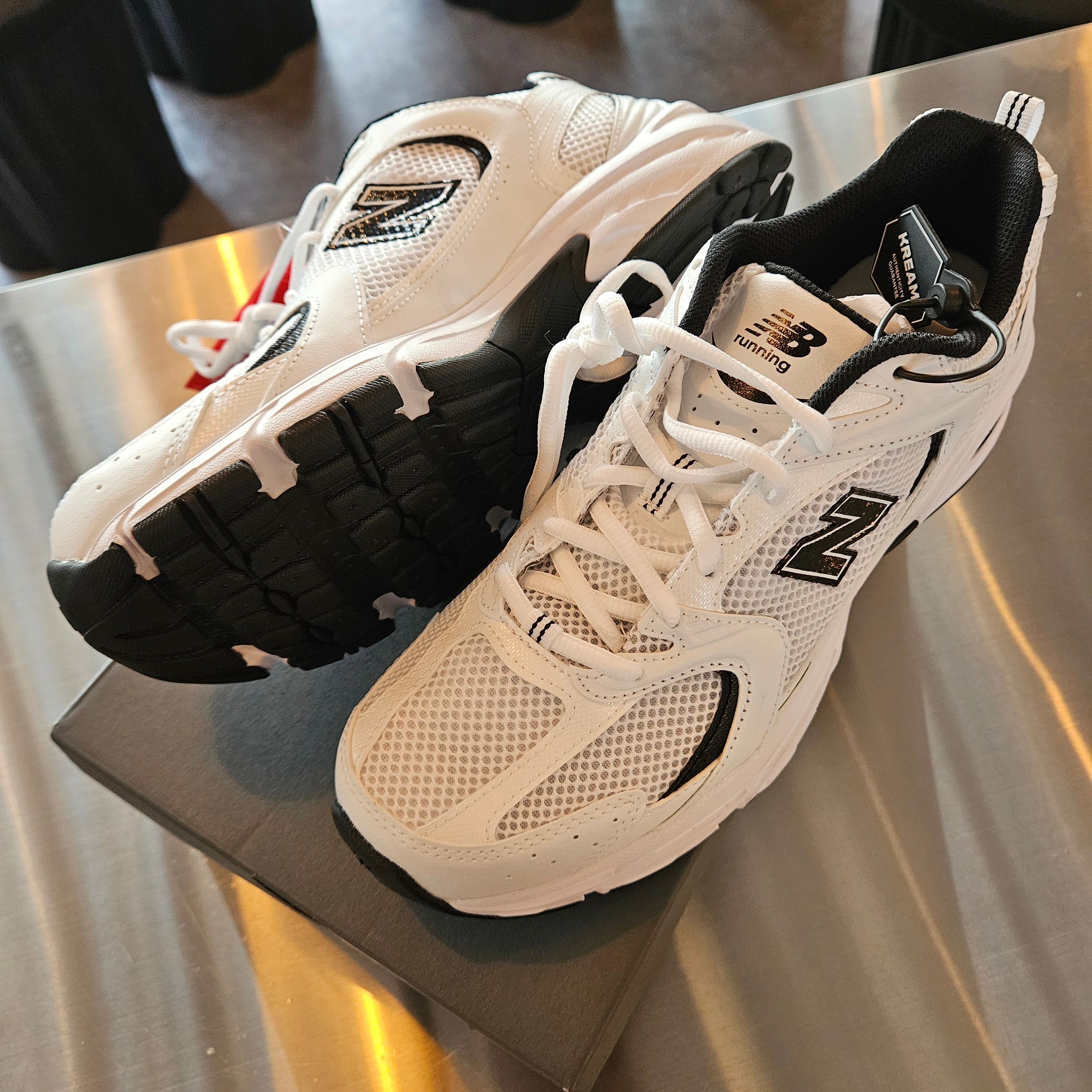 New Balance 530 White Black 착용 스타일