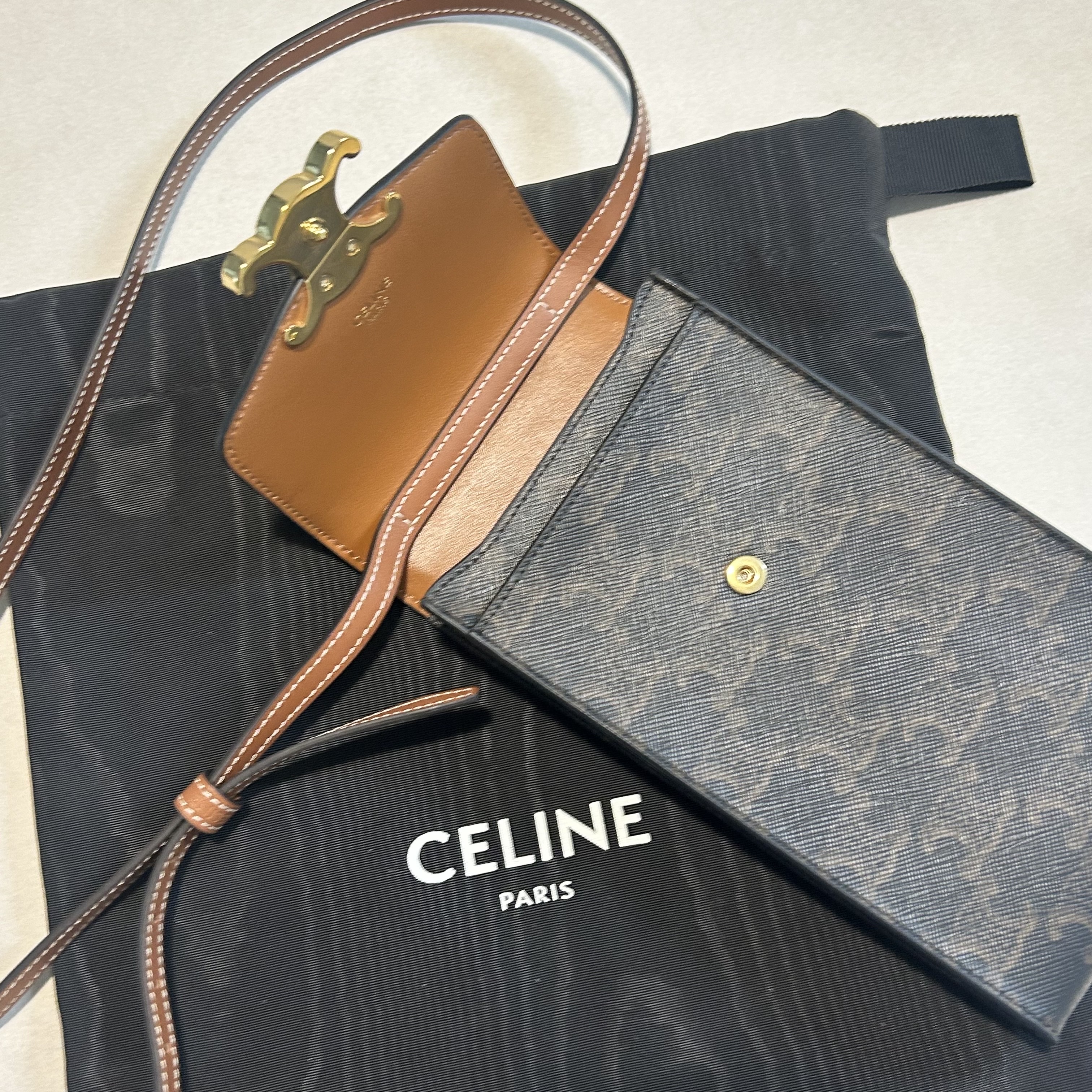 Celine Triomphe Phone Pouch in Triomphe Canvas Tan 착용 스타일 - 2