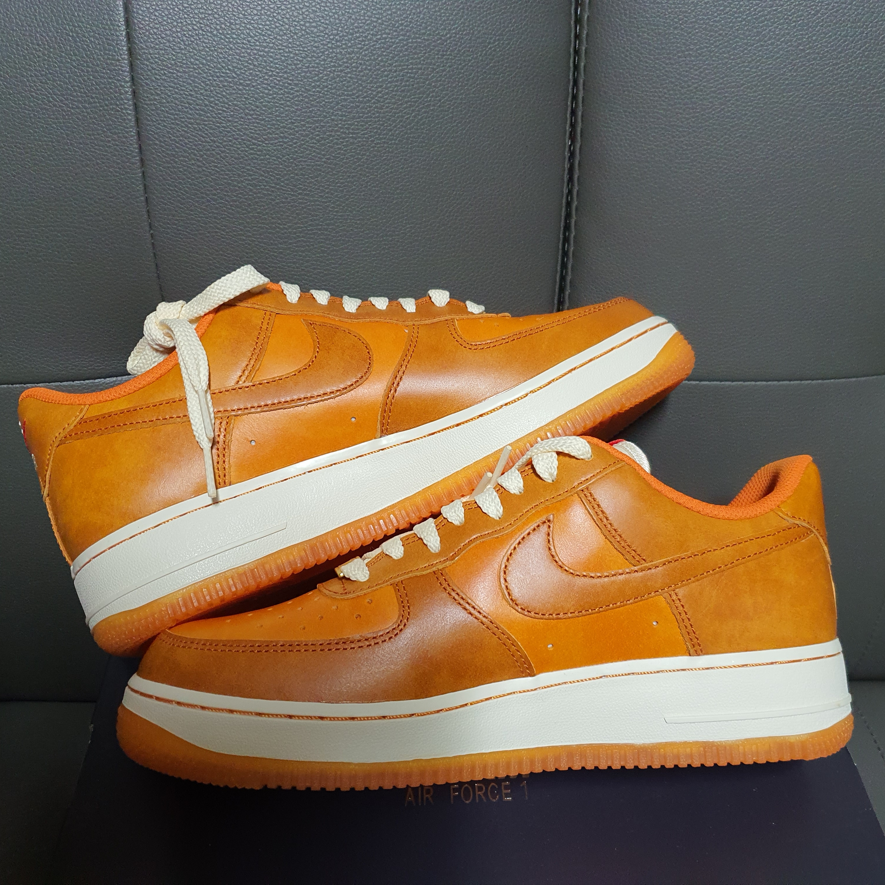 Nike Air Force 1 '07 LV8 Russet and Sunset 착용 스타일