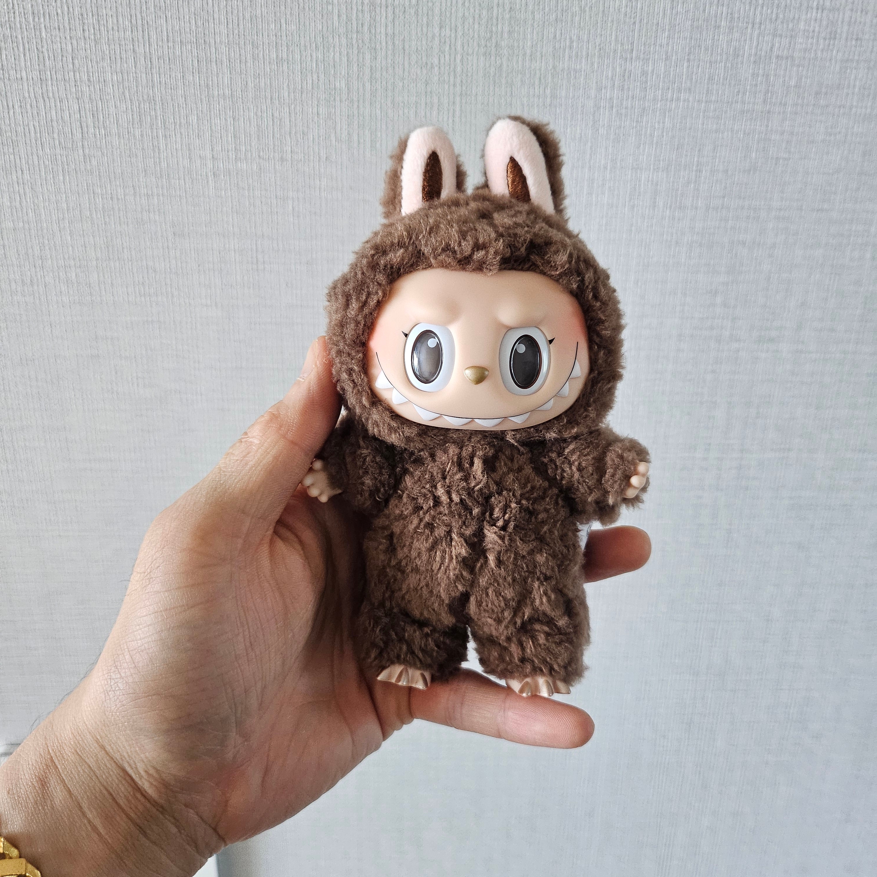 Pop Mart Labubu Good Luck To You Vinyl Plush Doll Pendant, Pop Mart Labubu The Monsters Labubu Tasty Macarons Series Chestnut Cocoa Keyring (Opened Case) 착용 스타일 - 1