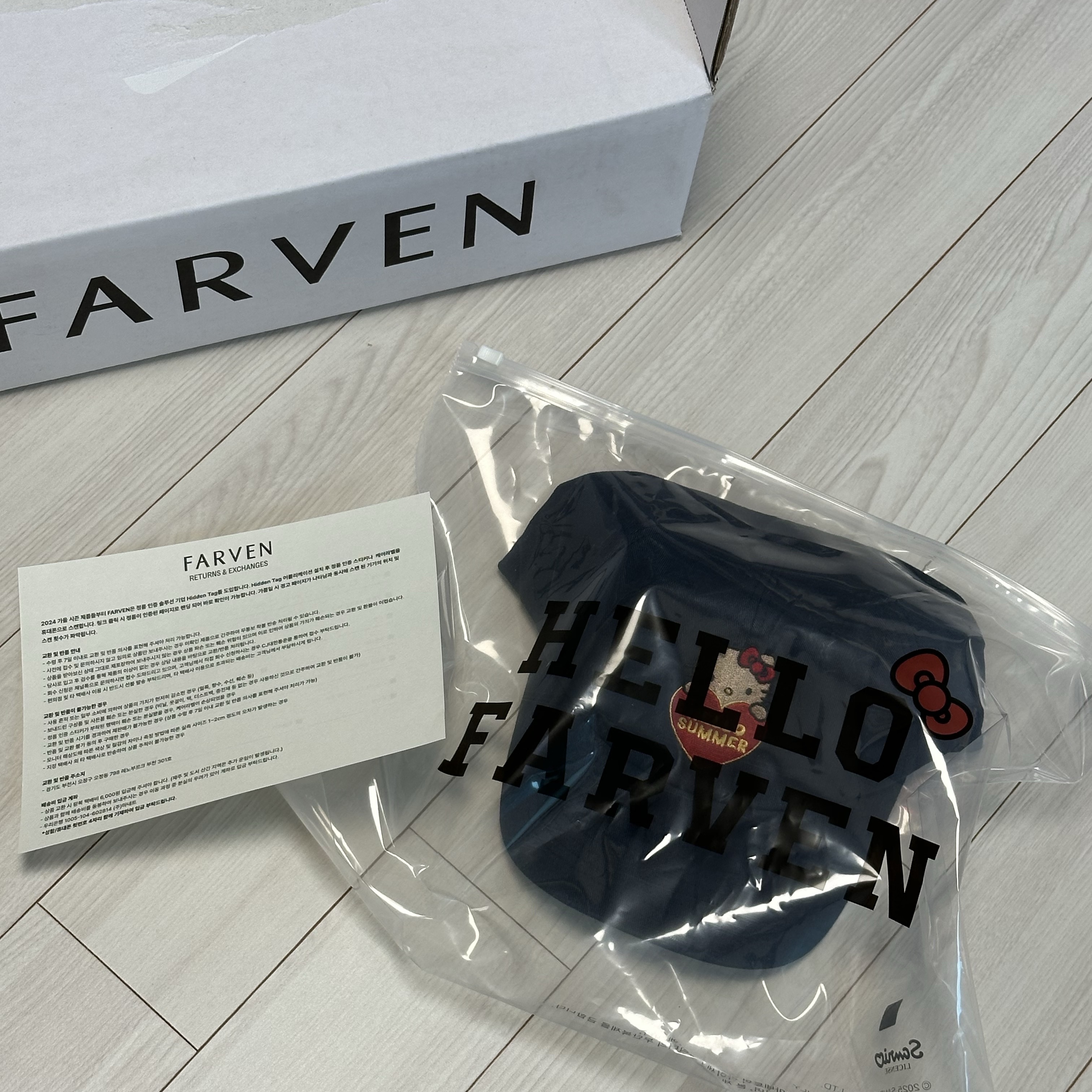 Farven x Tanning Hello Kitty Hello Summer Ball Cap_Navy 착용 스타일 - 2