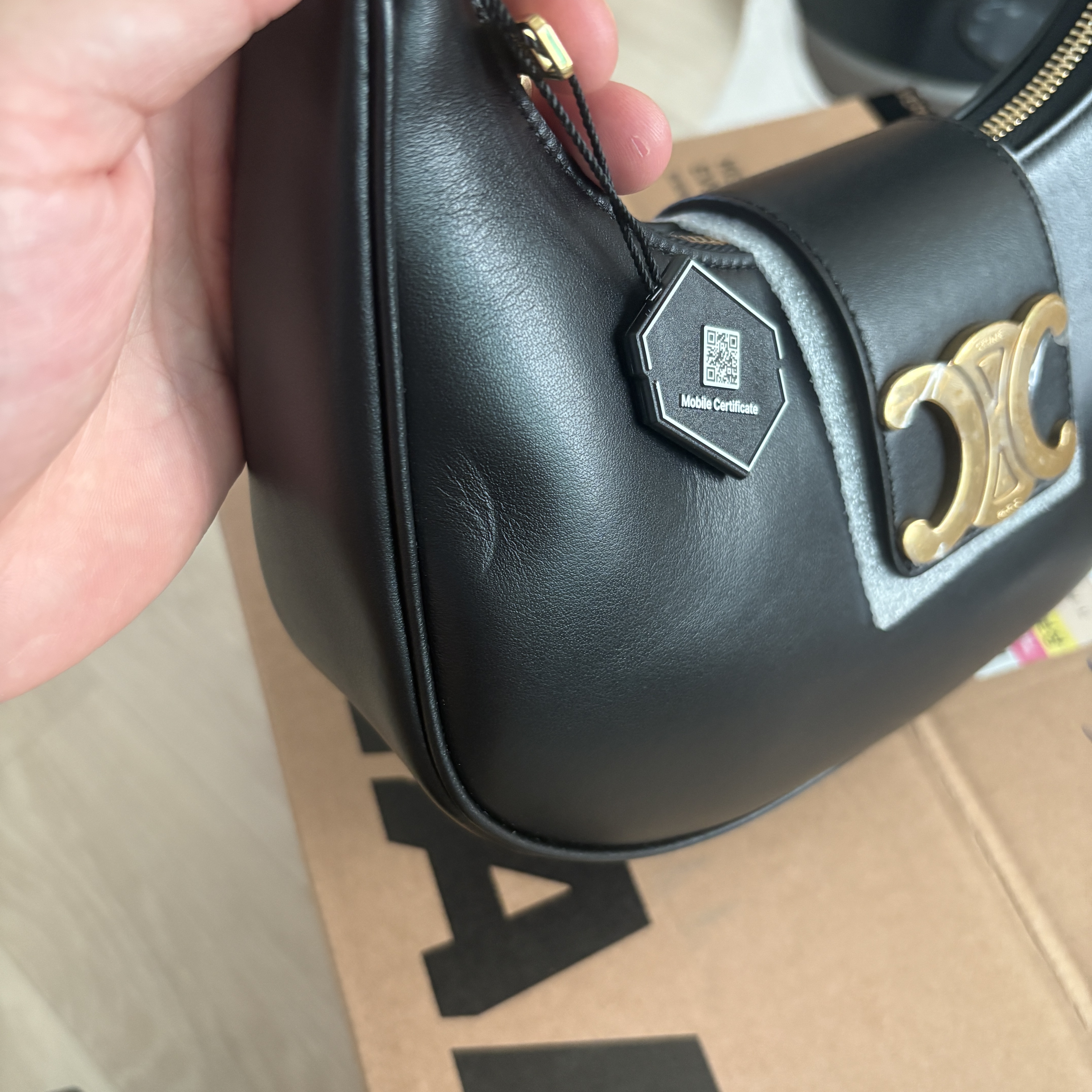 Celine Medium Ava Triomphe Bag in Smooth Calfskin Black 착용 스타일