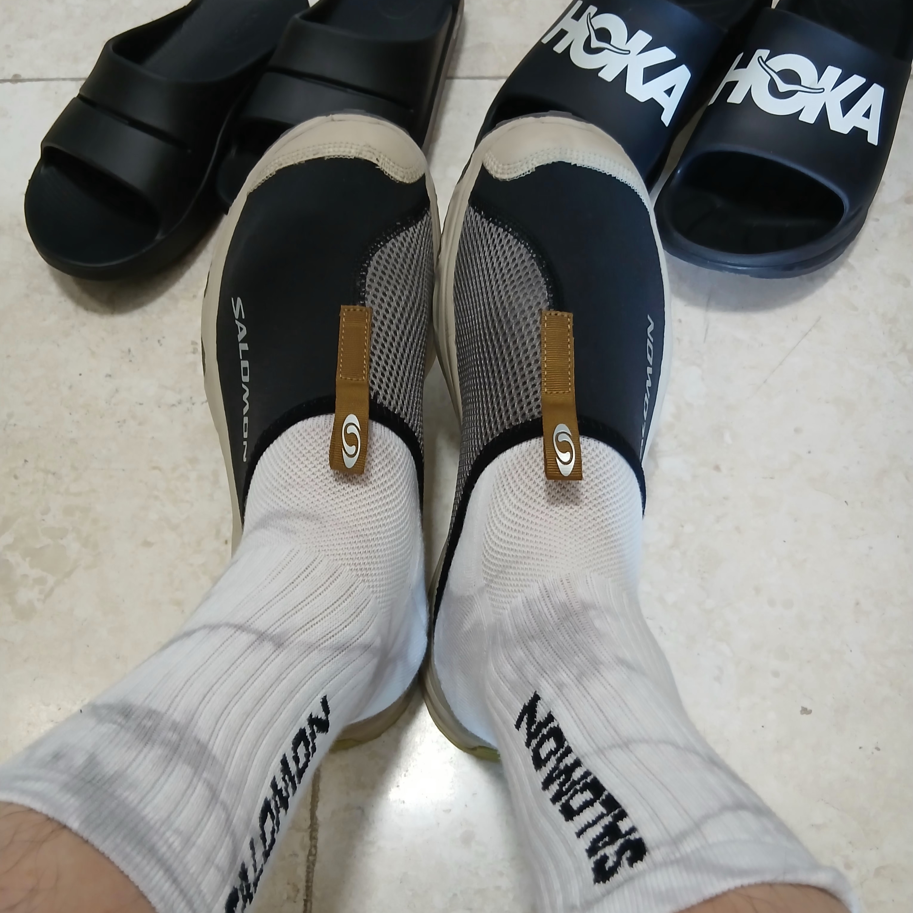 Salomon RX Slide 3.0 Black Plum Kitten, Oofos Ooahh Slide Black 착용 스타일 - 1