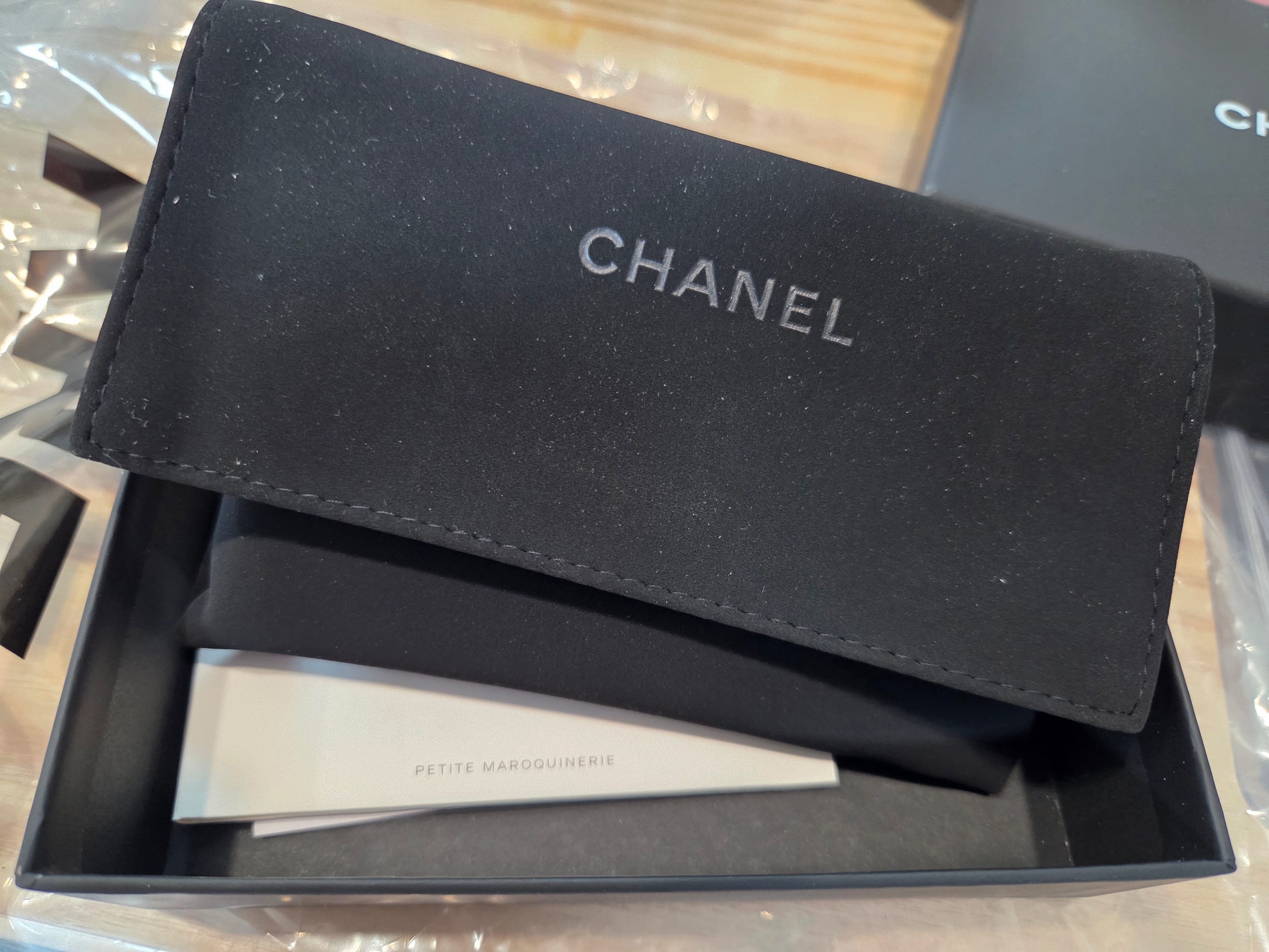 Chanel Classic Card Holder Grained Calfskin & Gold Black 착용 스타일 - 3