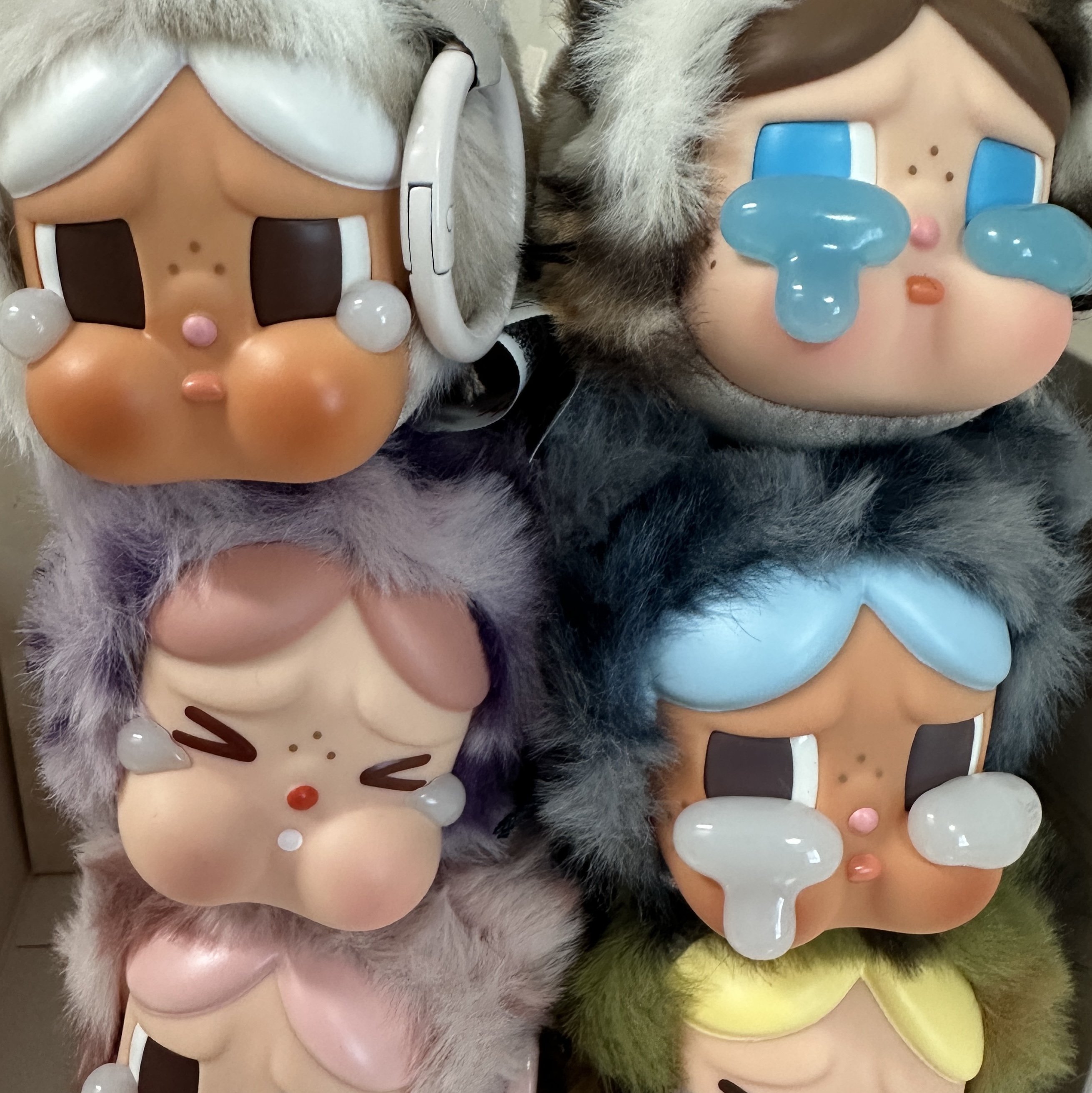 Pop Mart Crybaby Wild But Cutie Series Vinyl Plush Pendant (6 Blind Boxes) 착용 스타일
