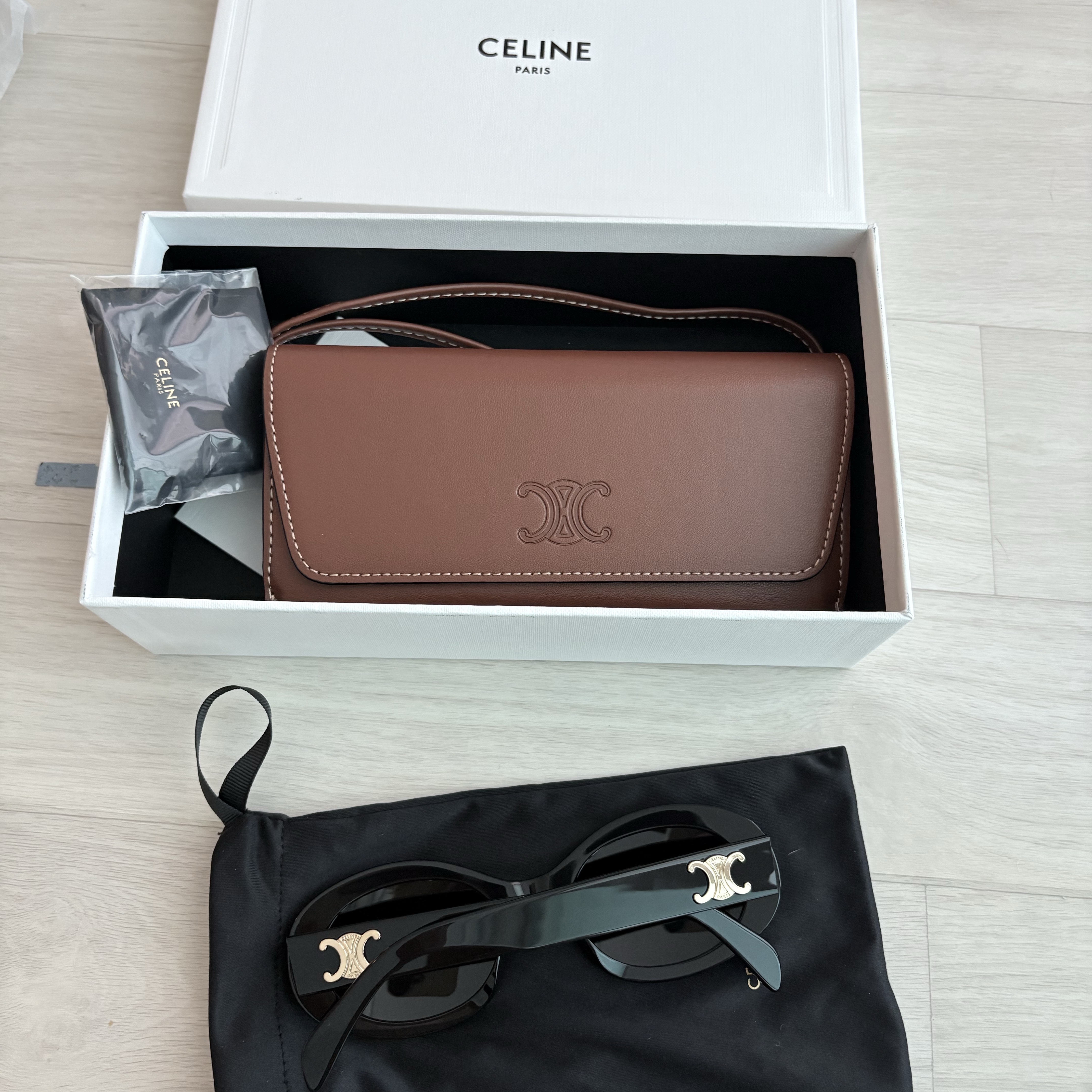 (W) Celine Triomphe 01 Sunglasses in Acetate Black 착용 스타일