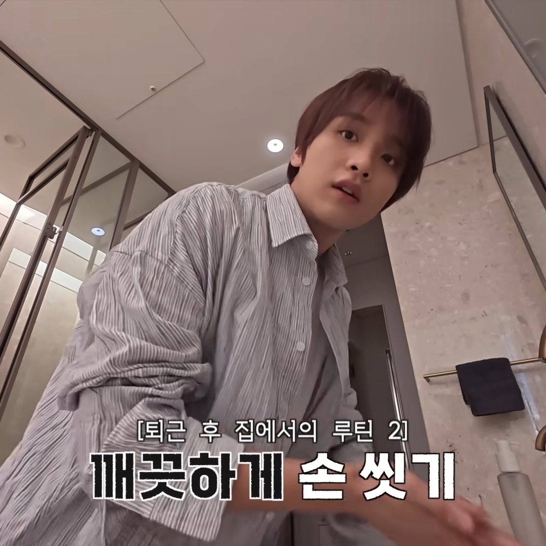 Nonnod Flexible string tucked stripe shirt Sky blue, Nonnod Flexible string tucked stripe shirt Navy 착용 스타일